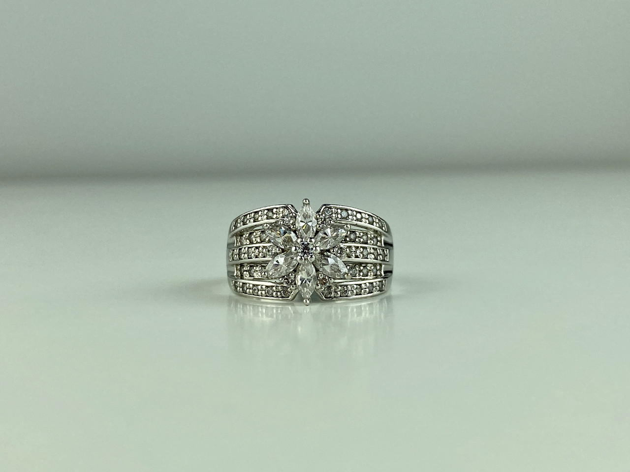 

Кольцо из серебра с Фианитами Нежный Цветок 89 Sky Jewelry 18 (а4532)