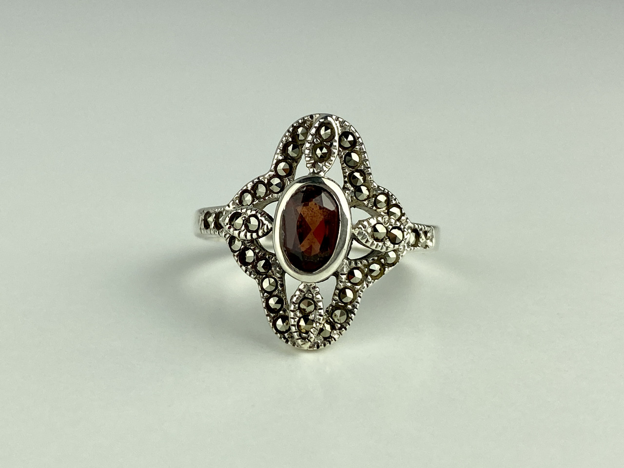 

Серебряное кольцо с Альмандином И Марказитом 6775 Sky Jewelry 17,5 (282л28)
