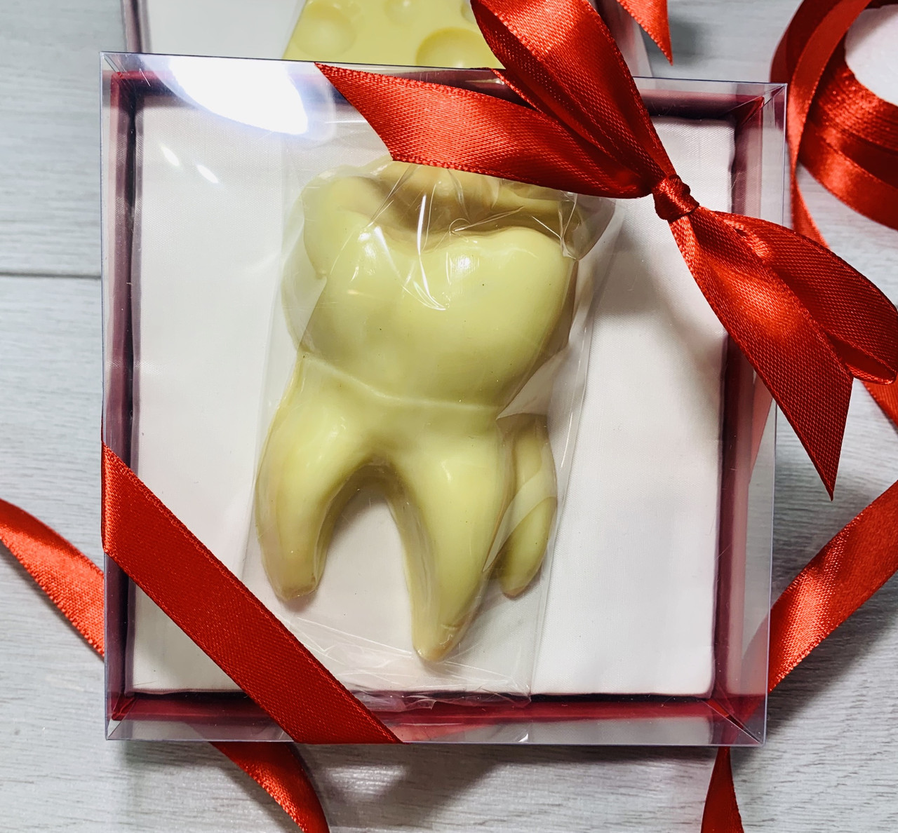Женские серьги из белого золота в виде зубов с рубинами в подарок стоматологу (Вес: 3,5 гр.)