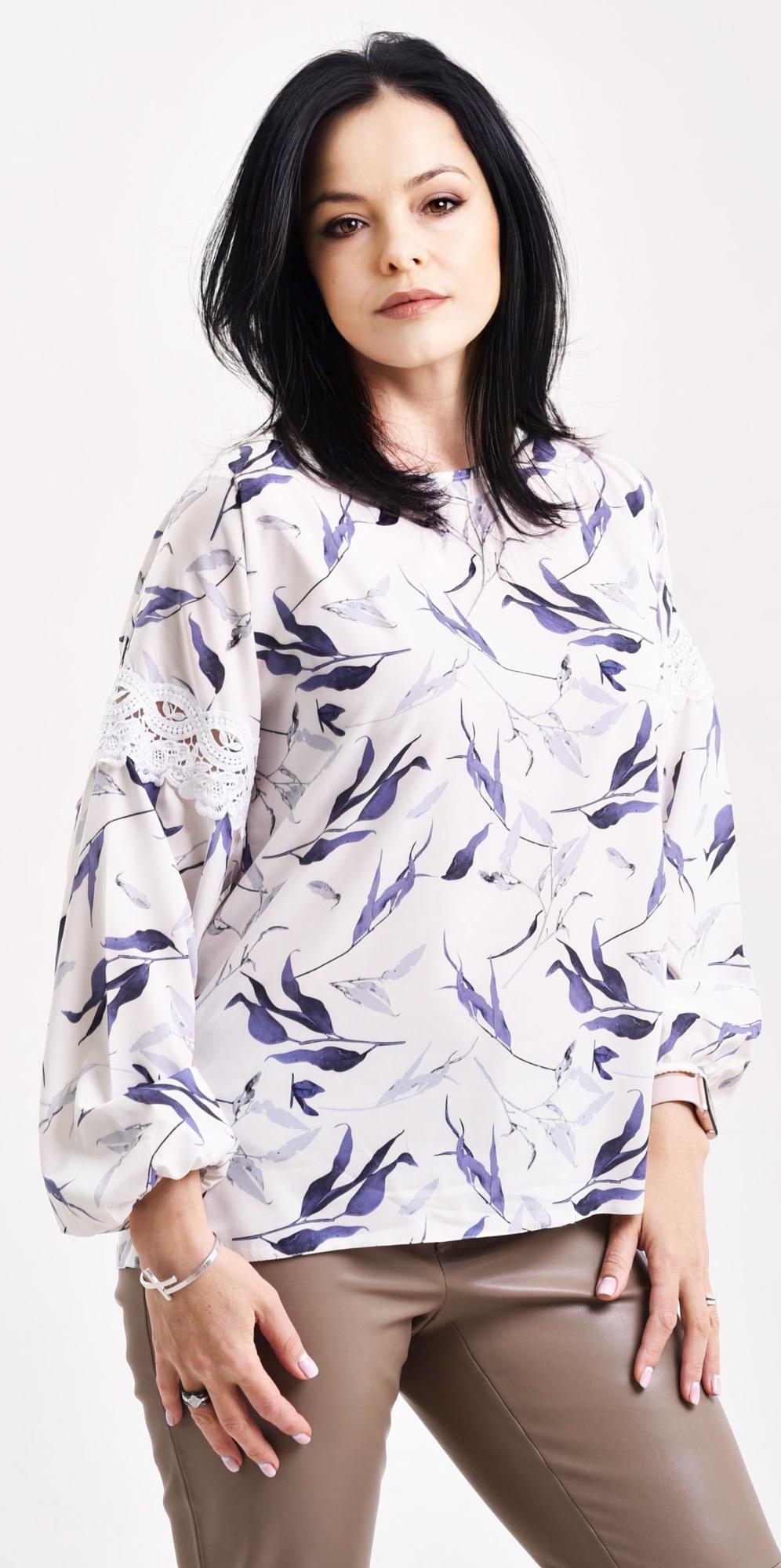 

Блуза Julin ТМ Джулин с кружевами на рукавах белая с синим размер 54