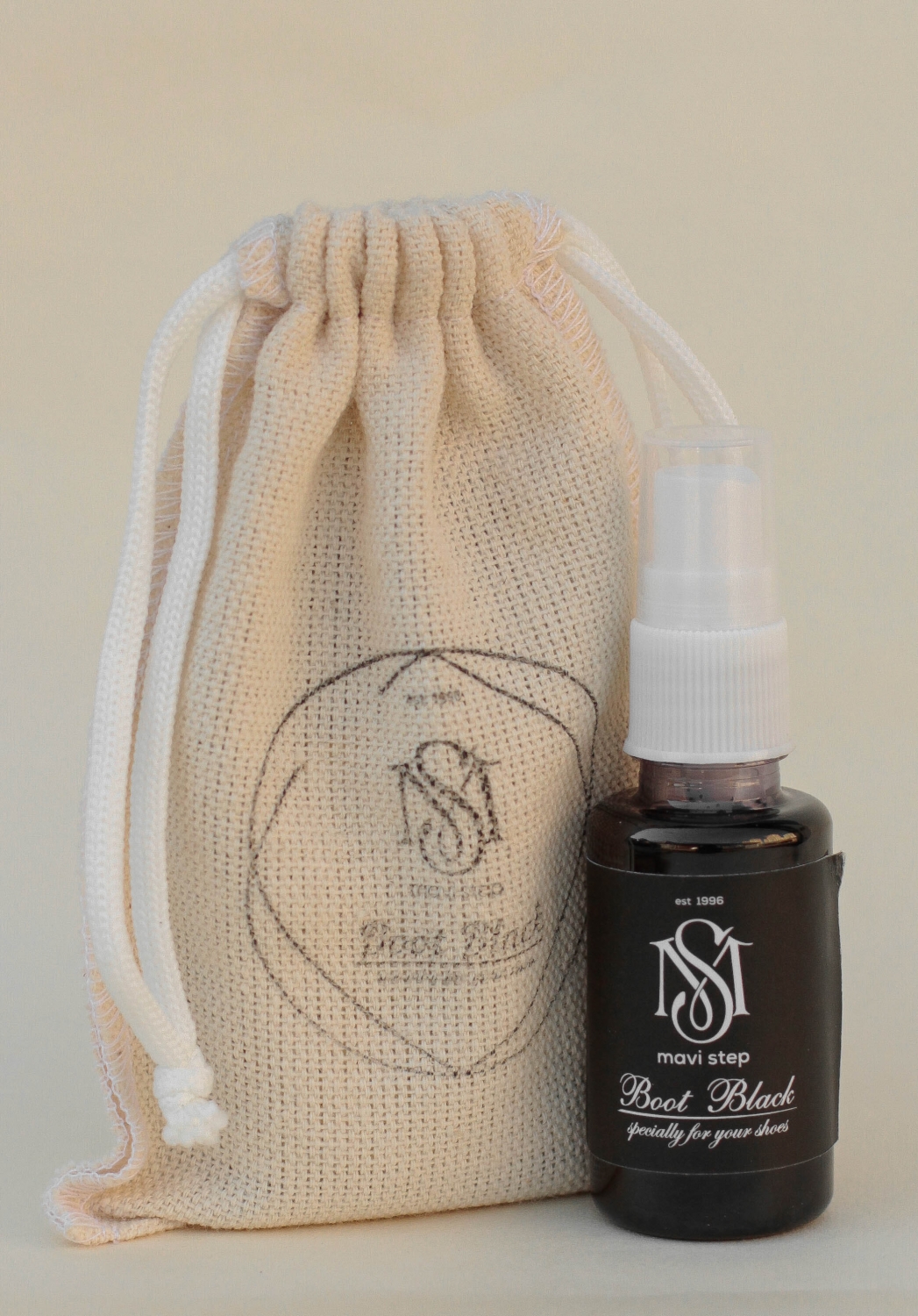

Черный спрей для восстановления кожи обуви MAVI STEP Grease Spray, 30 мл
