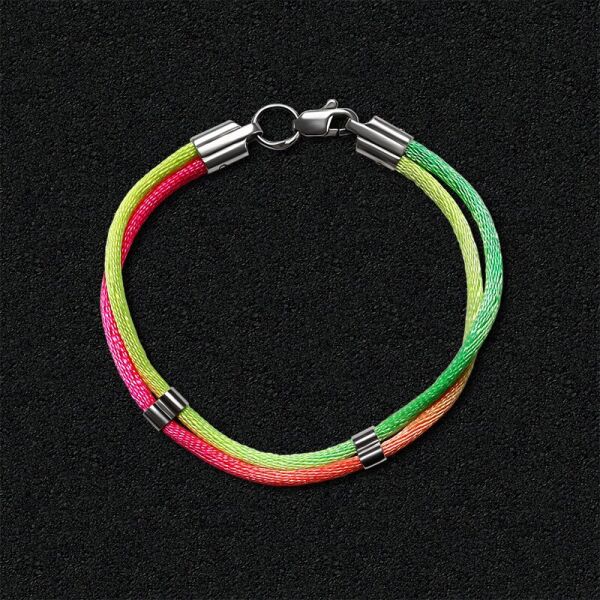 

Шелковый цветной шнурок на запястье с серебряными вставками и замком 4012-20