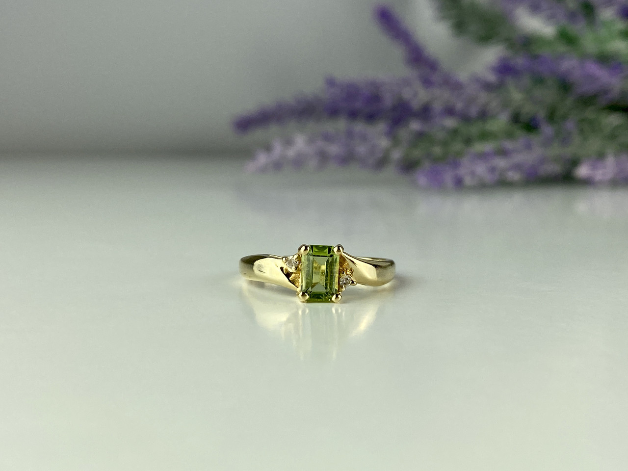 

Кольцо из желтого золота с Хризолитом И Бриллиантами Классика Sky Jewelry 8766 17