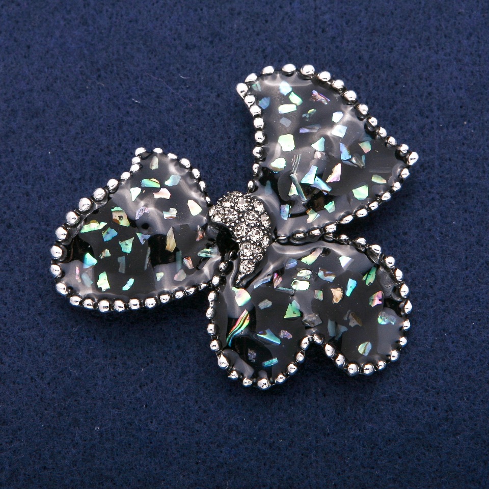 

Брошь Бант черная эмаль с перламутром Халиотис, серебристый металл 57х66мм, ida38004