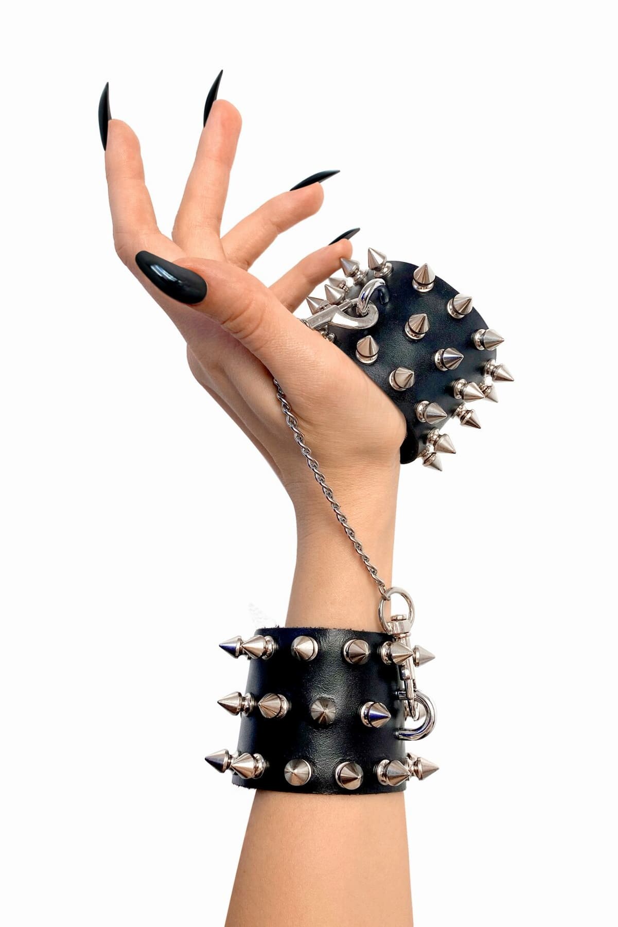 Наручники кожаные с шипами Art Of Sex Rose Spiked Leather Handcuffs Черные низкие цены 