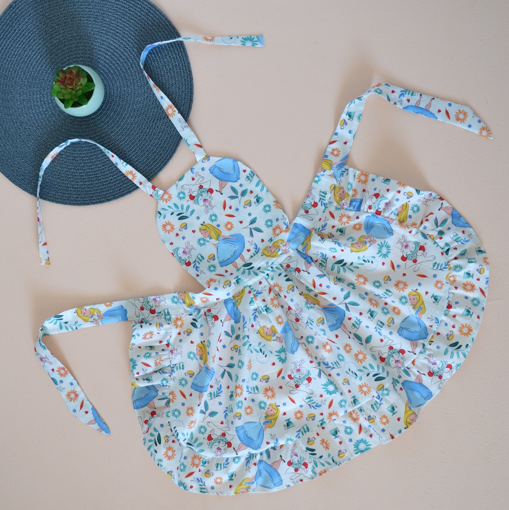 

Фартук Baby Textile для девочки 5-10 лет Алиса в стране чудес