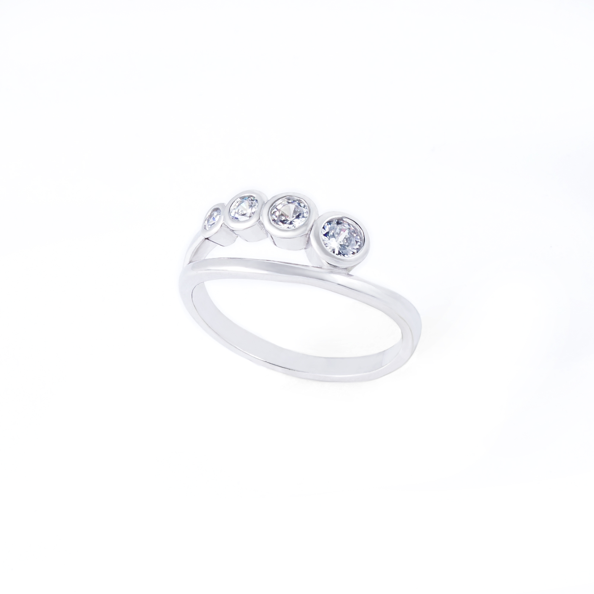 

Каблучка TOP Silver размер 17,0 2,80 г 9510219б