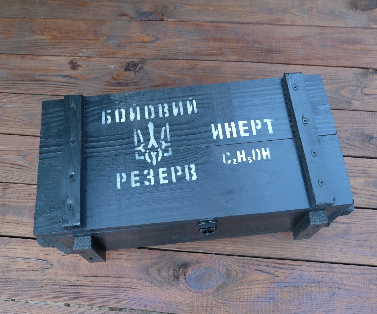 

Подарочный набор «Бойовий резерв» для мужчин фляга мина Инерт 1,2 л и 6 рюмок в деревянном ящике (942-941)