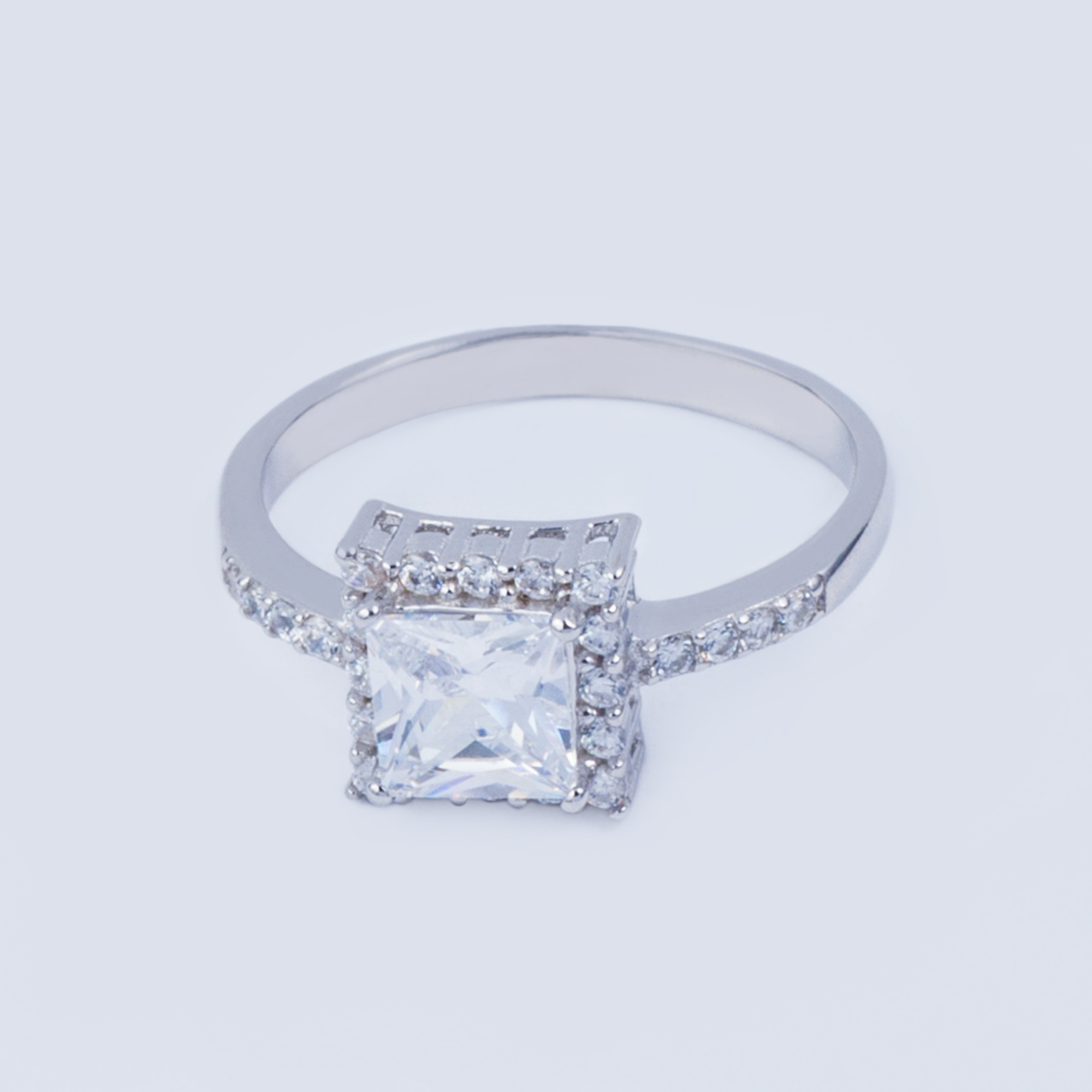 

Каблучка TOP Silver размер 18,0 3,06 г 510059б