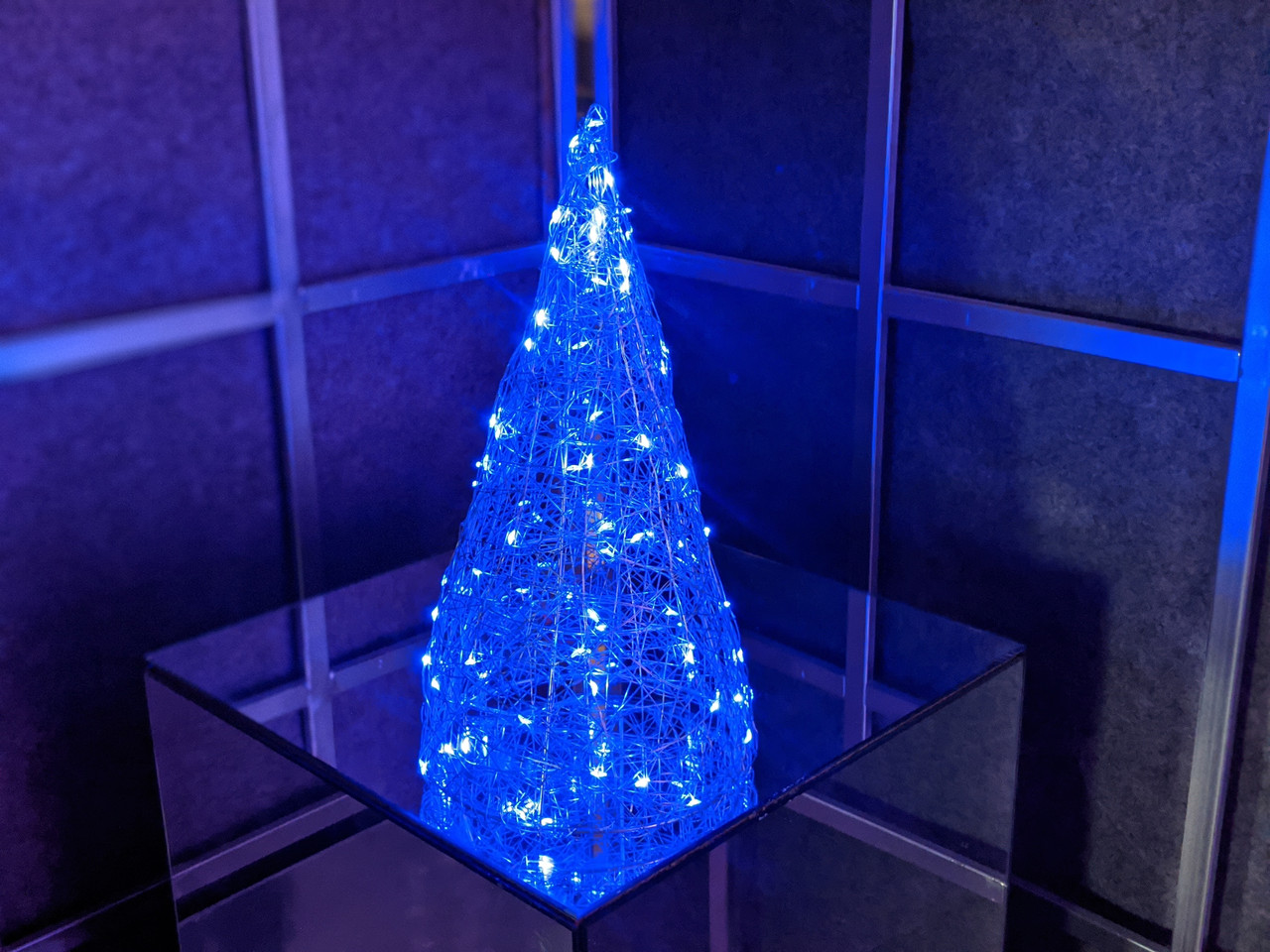 

Елка металлическая с гирляндой, железная, лофт, loft, питание от USB, 100 LED, 32 см., настольная 9687