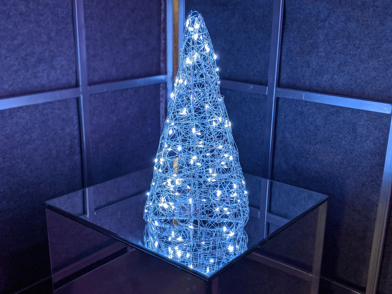 

Елка металлическая с гирляндой, железная, лофт, loft, питание от USB, 100 LED, 38 см., настольная 2796