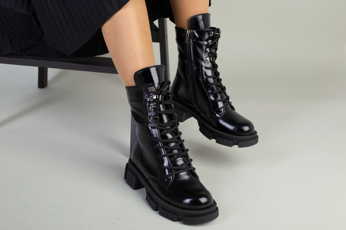 

Ботинки женские кожа наплак на шнурках и с замком зимние LuxuryShoes 5542з/38 Черные