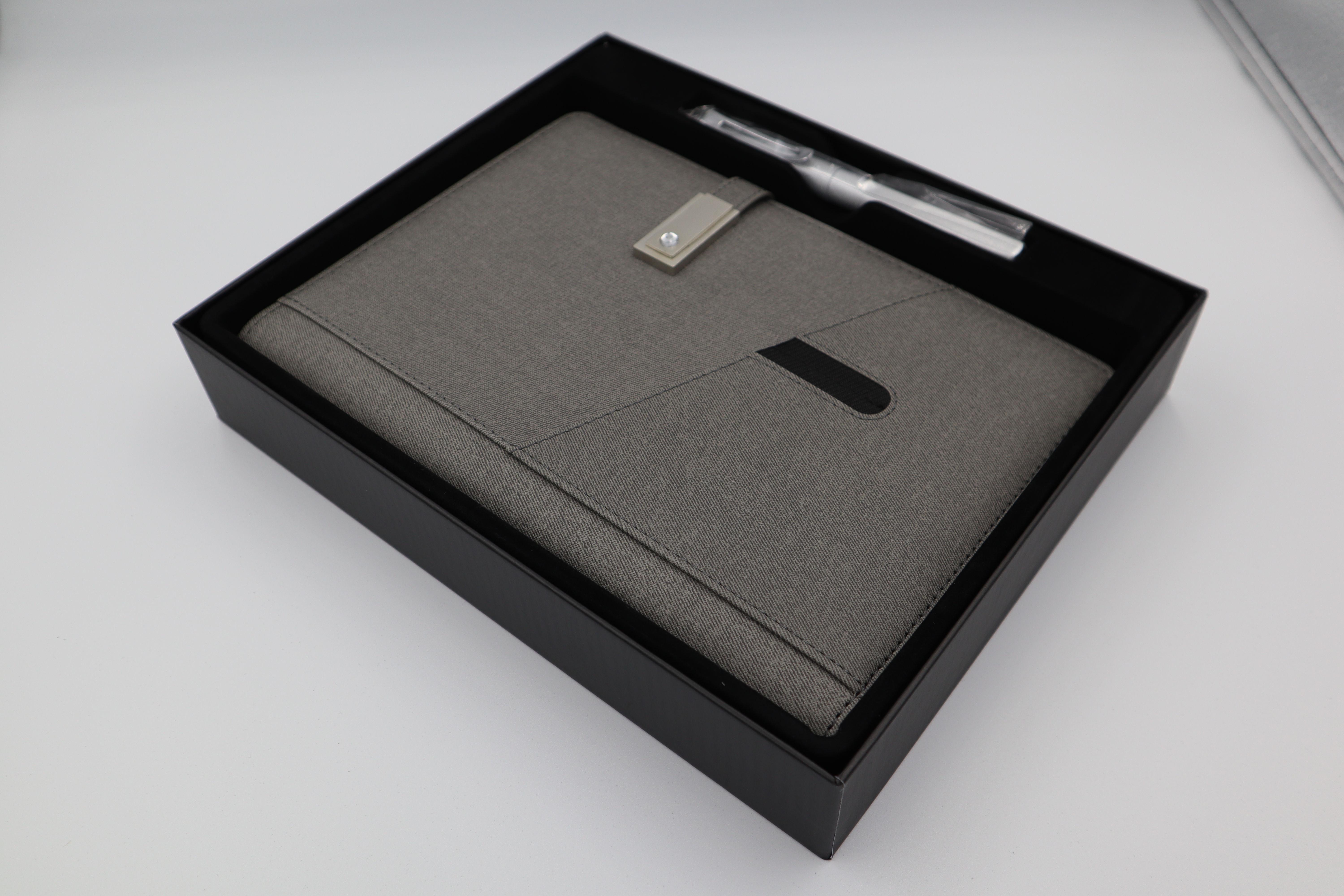 

Блокнот, ежедневник, дневник с флешкой 16 Гб и Powerbank + комплект USB-выходов Серый