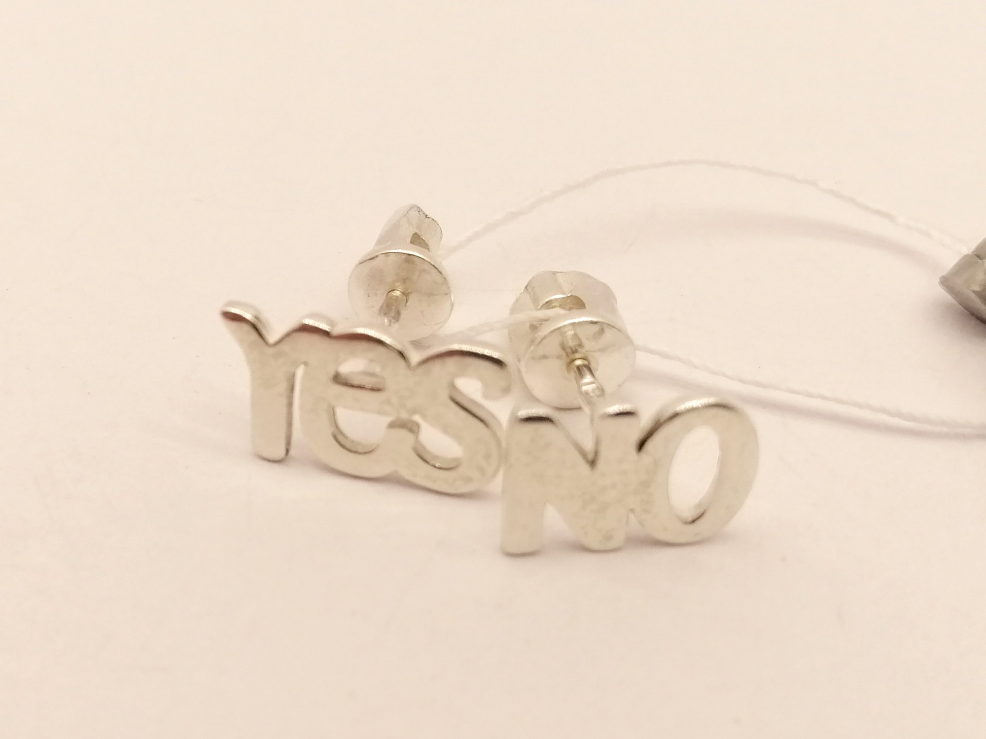 

Серьги пусеты YES и NO