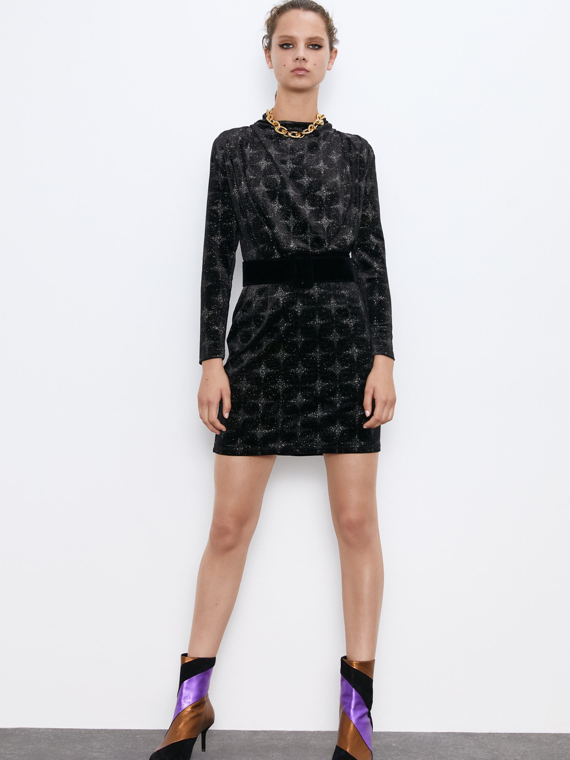 

Платье Zara 2712/905/033 L Черное с серебряном