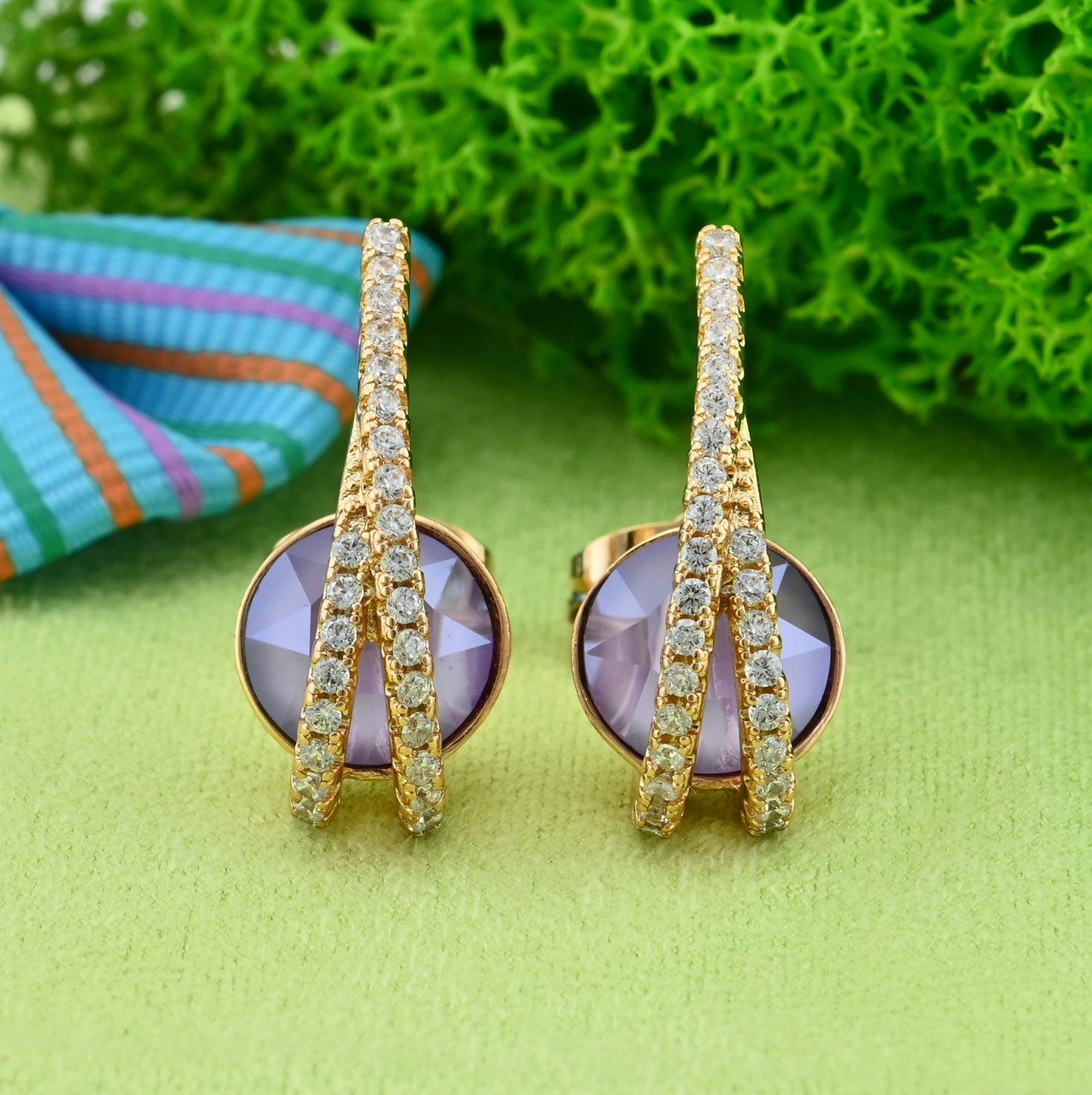 

Серьги Xuping с кристаллами Swarovski 83226 размер 20х9 мм цвет сиреневый вес 4.0 г позолота 18К