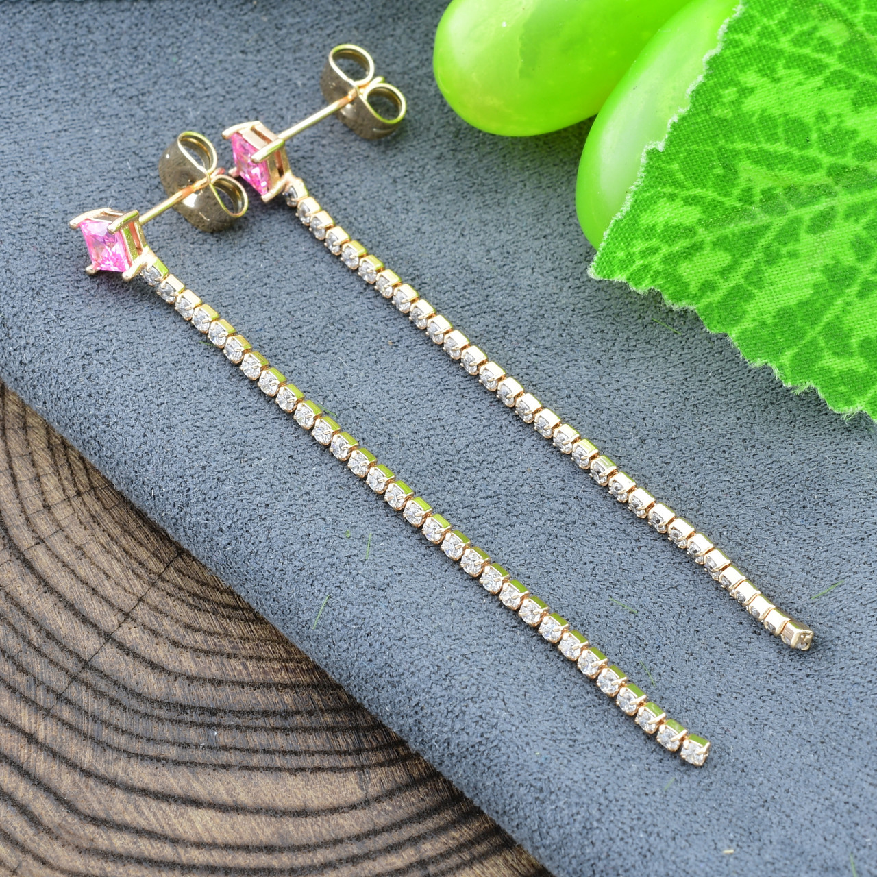 

Серьги гвоздики Xuping 24655 размер 64х6 мм розовые фианиты вес 1.8 г позолота 18К