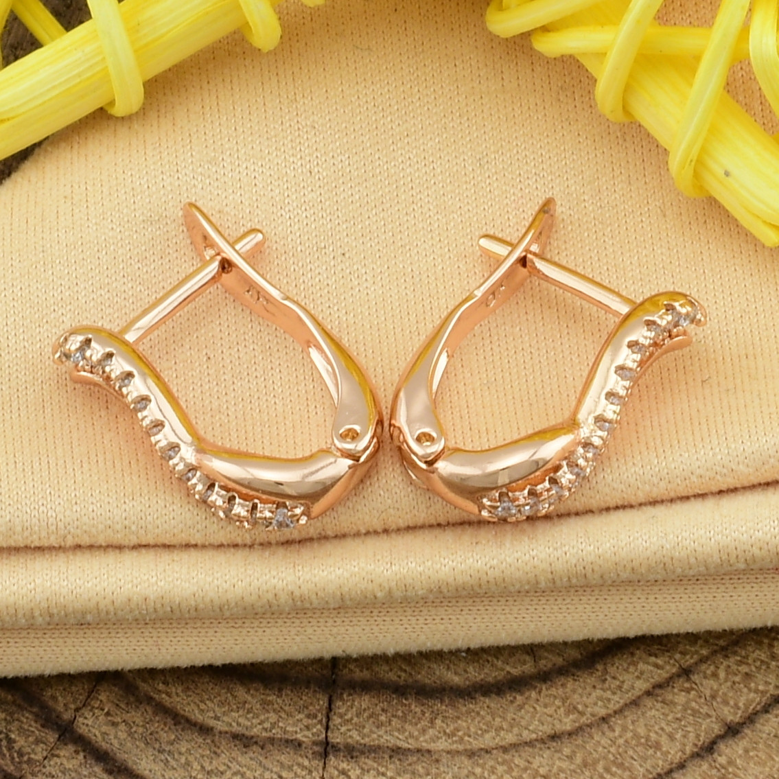 

Серьги Xuping 28000 размер 14х4 мм вес 2.1 г белые фианиты позолота 18К