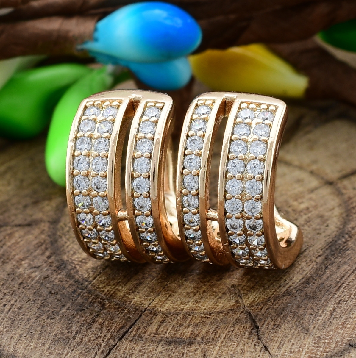 

Серьги обманки Xuping 26343 размер 11х6 мм белые фианиты вес 2.3 г позолота 18К