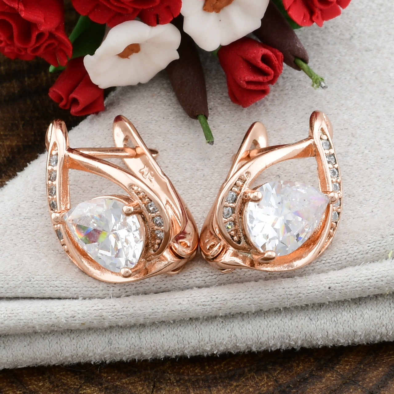 

Серьги Xuping 27413 размер 17х11 мм вес 2.9 г белые фианиты позолота РО