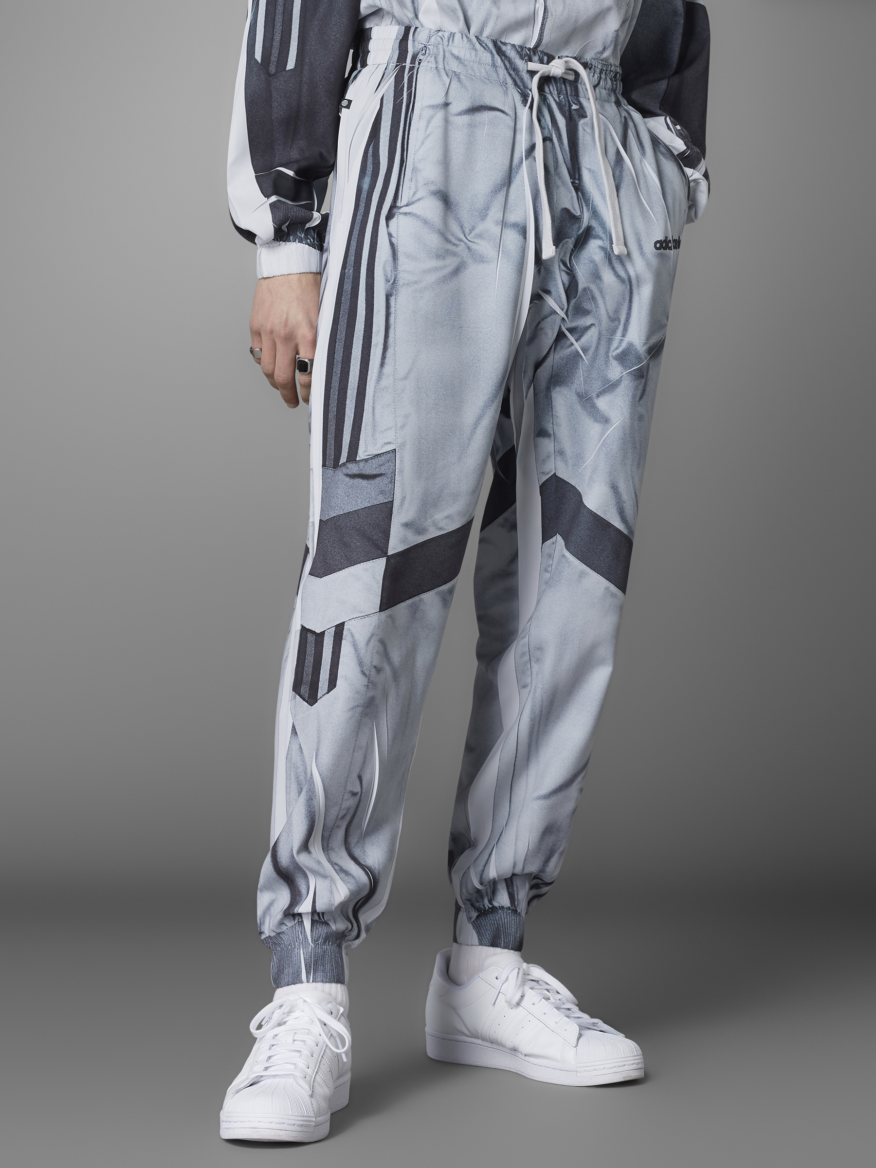 Акція на Спортивні штани чоловічі Adidas Fb Silk Tp HD2236 XS Сірі від Rozetka