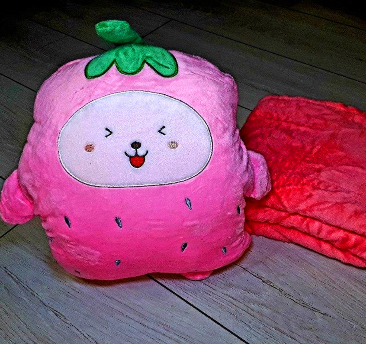 

Мягкая игрушка Клубника Happy Toys 4 в 1: подушка, плед, муфта для рук