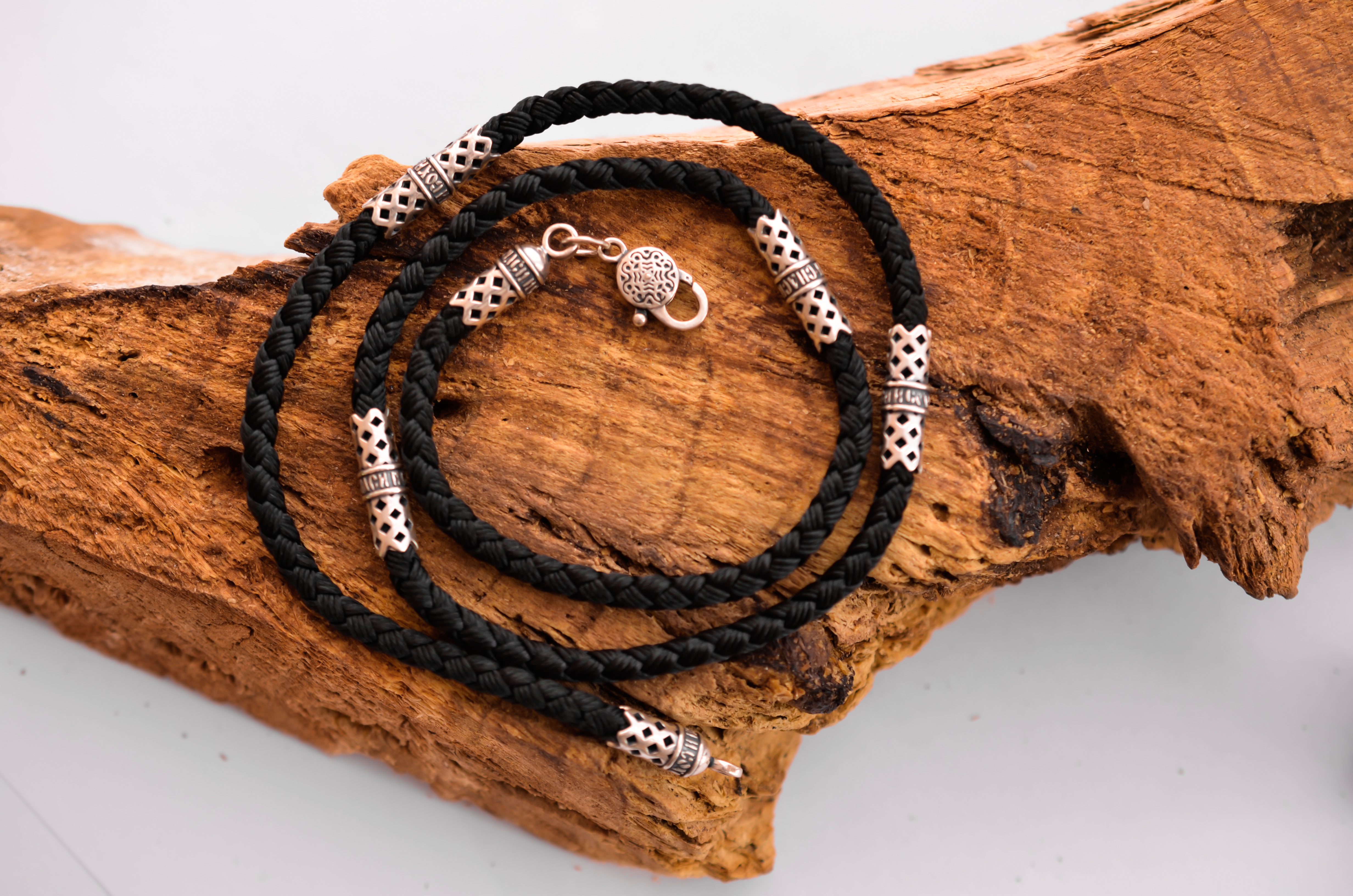 

Шнурок с серебряными окончаниями и вставками Meridian 925 пробы в чернении 50 размер 845/4с500