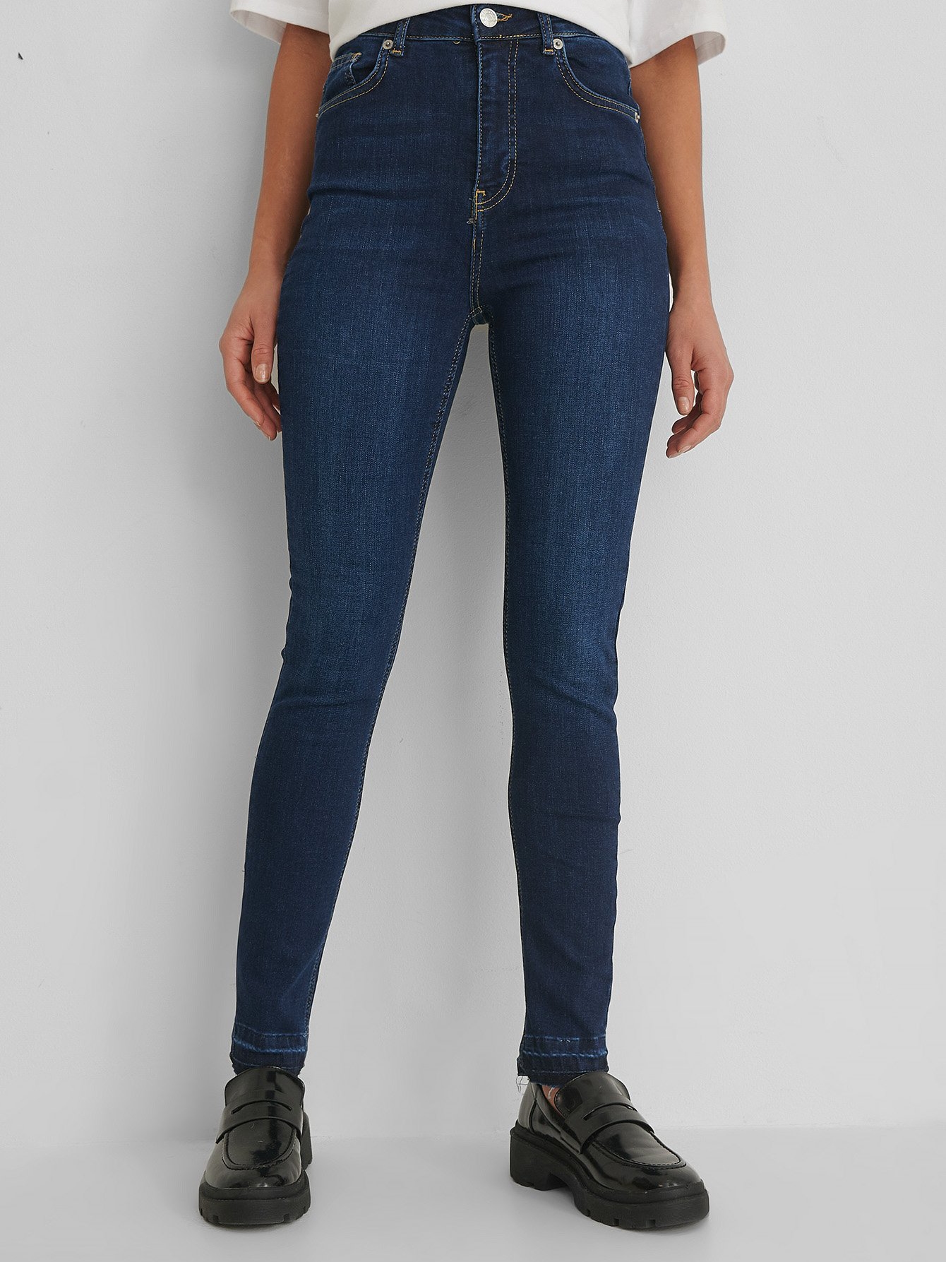 Джинсы Slim Fit женские NA-KD XAZ374090KQZV 34 Темно-синие ...