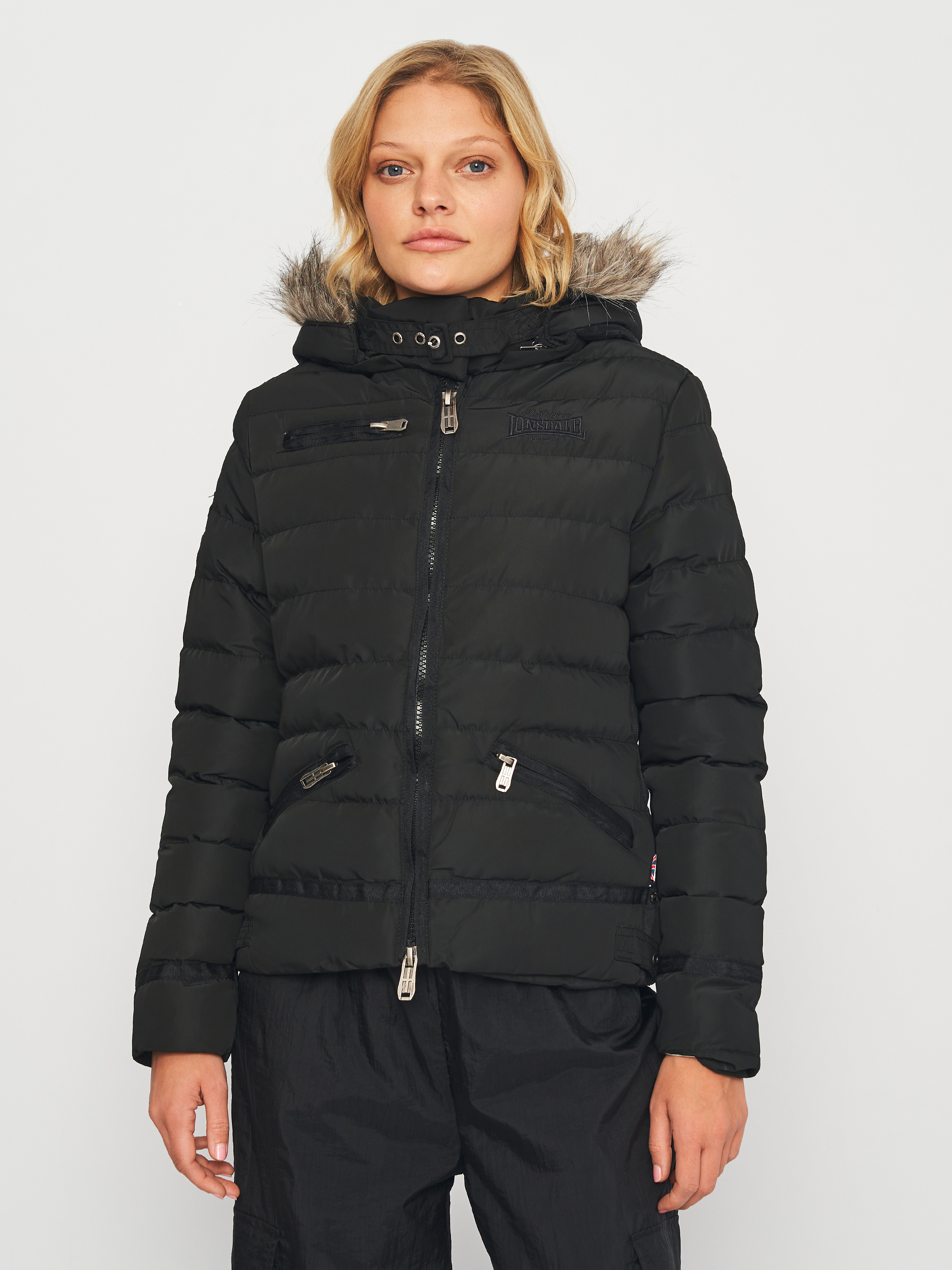 Акція на Куртка зимова коротка жіноча Lonsdale 114642-1000 XS Black від Rozetka