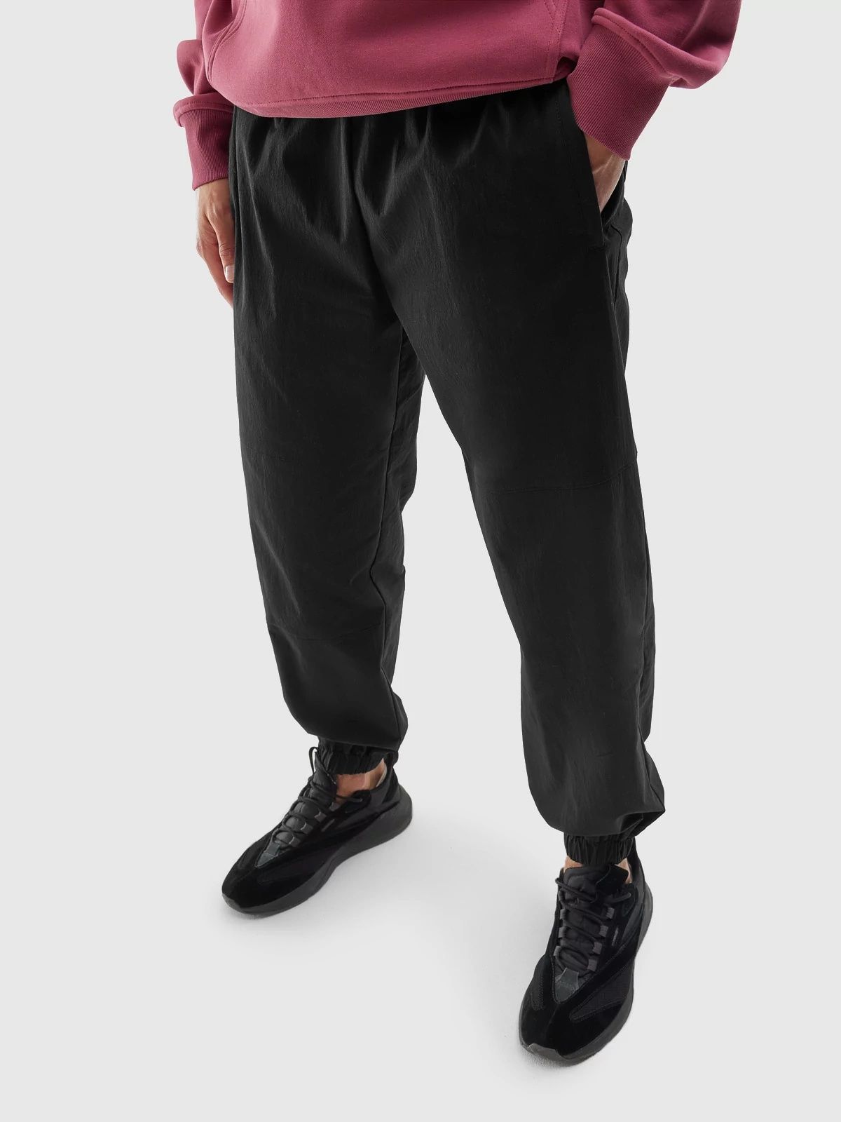 Акція на Спортивні штани чоловічі 4F Trousers Cas M468 4FAW23TTROM468-20S S Чорні від Rozetka