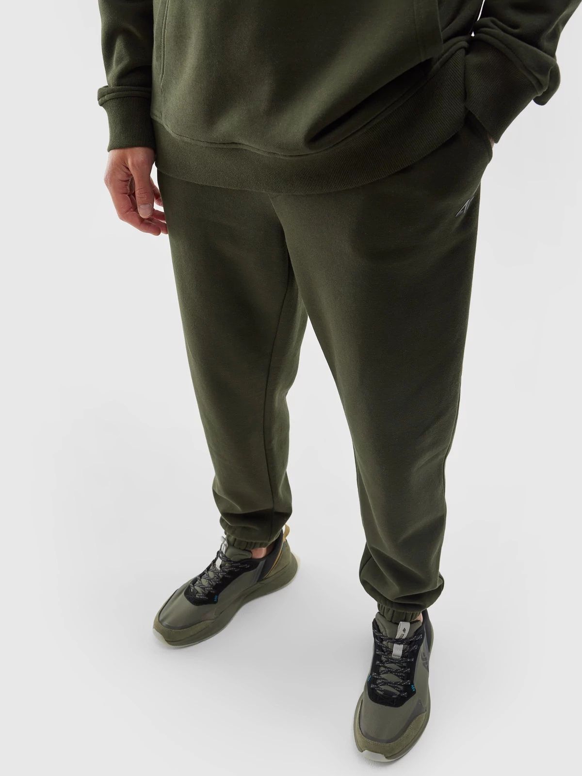 Акція на Спортивні штани чоловічі 4F Trousers Cas M517 4FAW23TTROM517-43S M Зелені від Rozetka