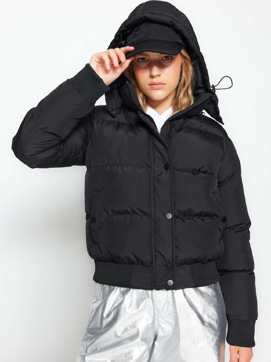 Акція на Куртка зимова коротка жіноча Trendyol TWOAW24MO00166 XL Black від Rozetka