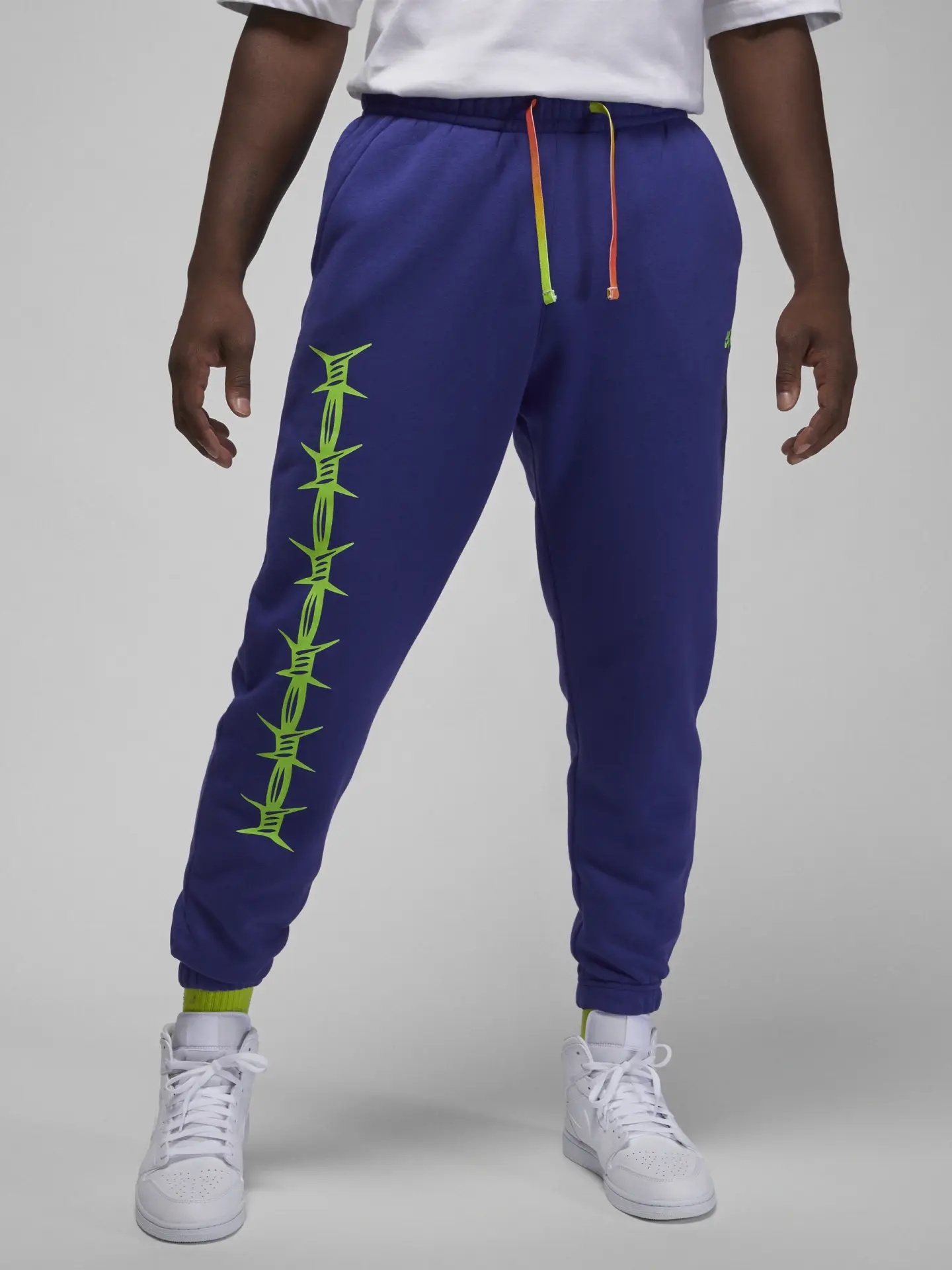 Акція на Спортивні штани утеплені чоловічі Nike M J Flt Mvp Stmt Gfx Flc DV1605-432 L Light Concord/Electric Green/Light Bone від Rozetka