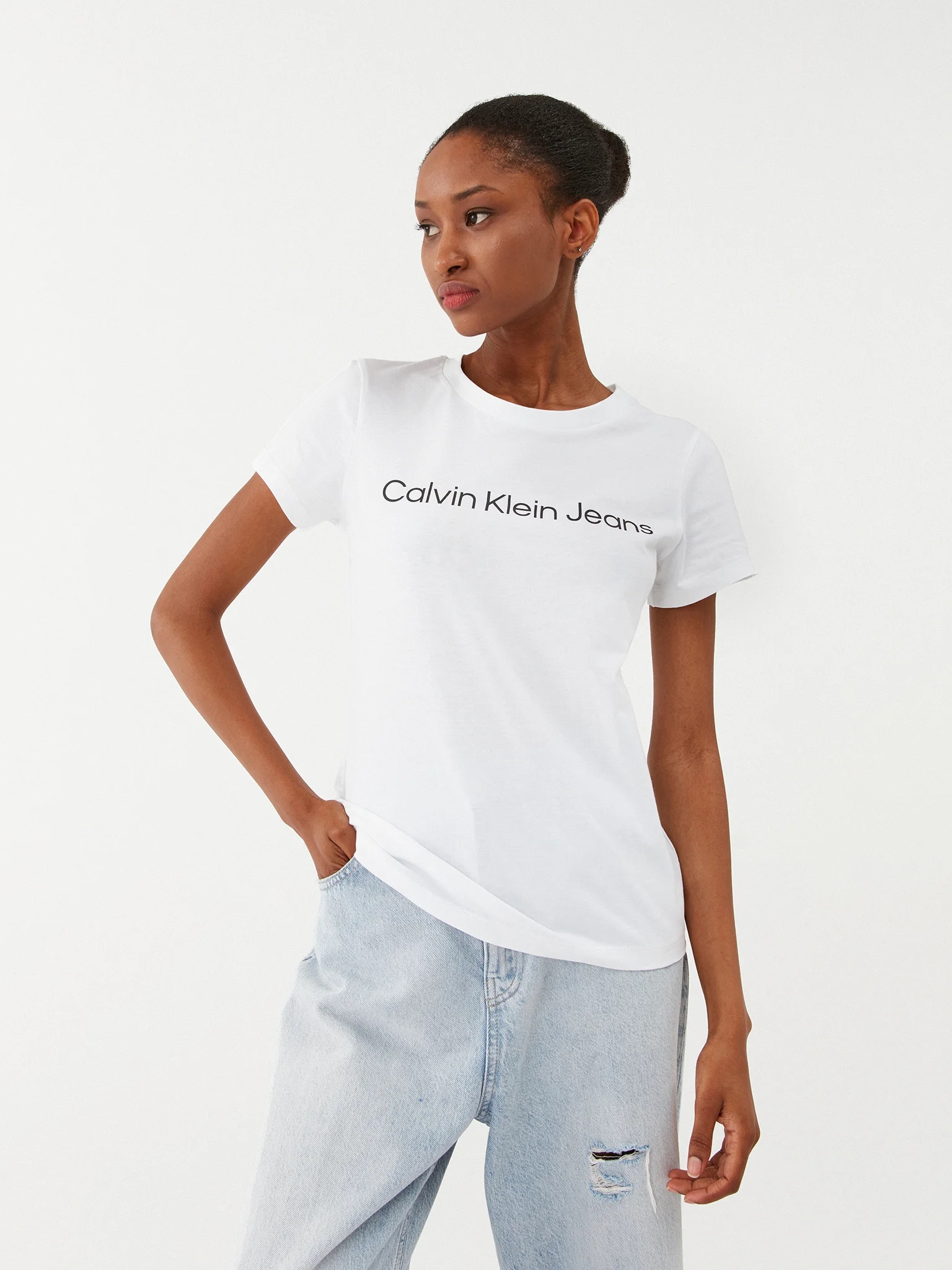 Акція на Футболка жіноча Calvin Klein Jeans J20J220253-YAF XS Біла від Rozetka