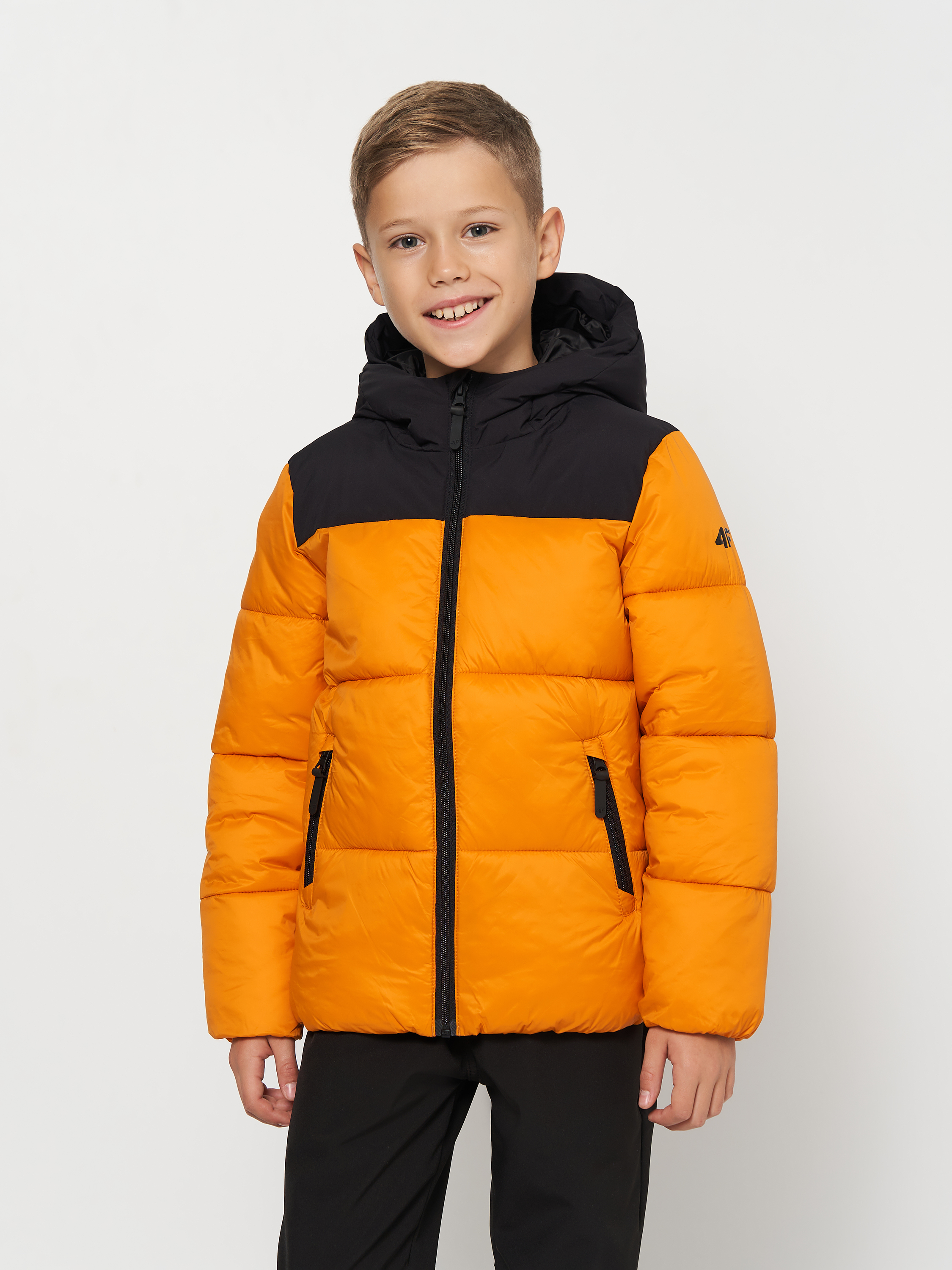 Акція на Дитяча зимова стьобана куртка для хлопчика 4F 4FJAW23TDJAM274-70S 122 см Коричнева від Rozetka
