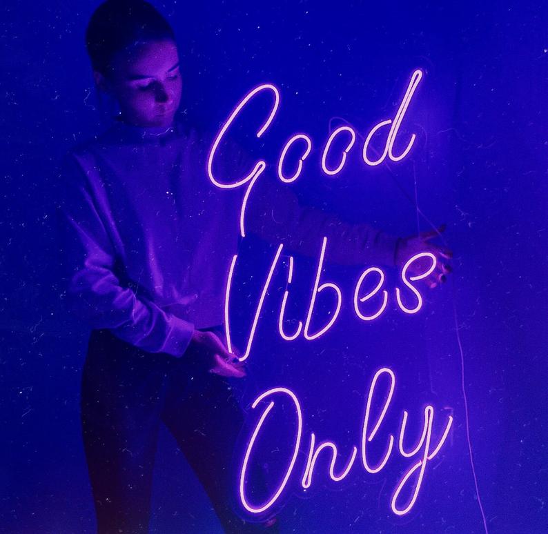

Неоновая вывеска «Good Vibes Only»