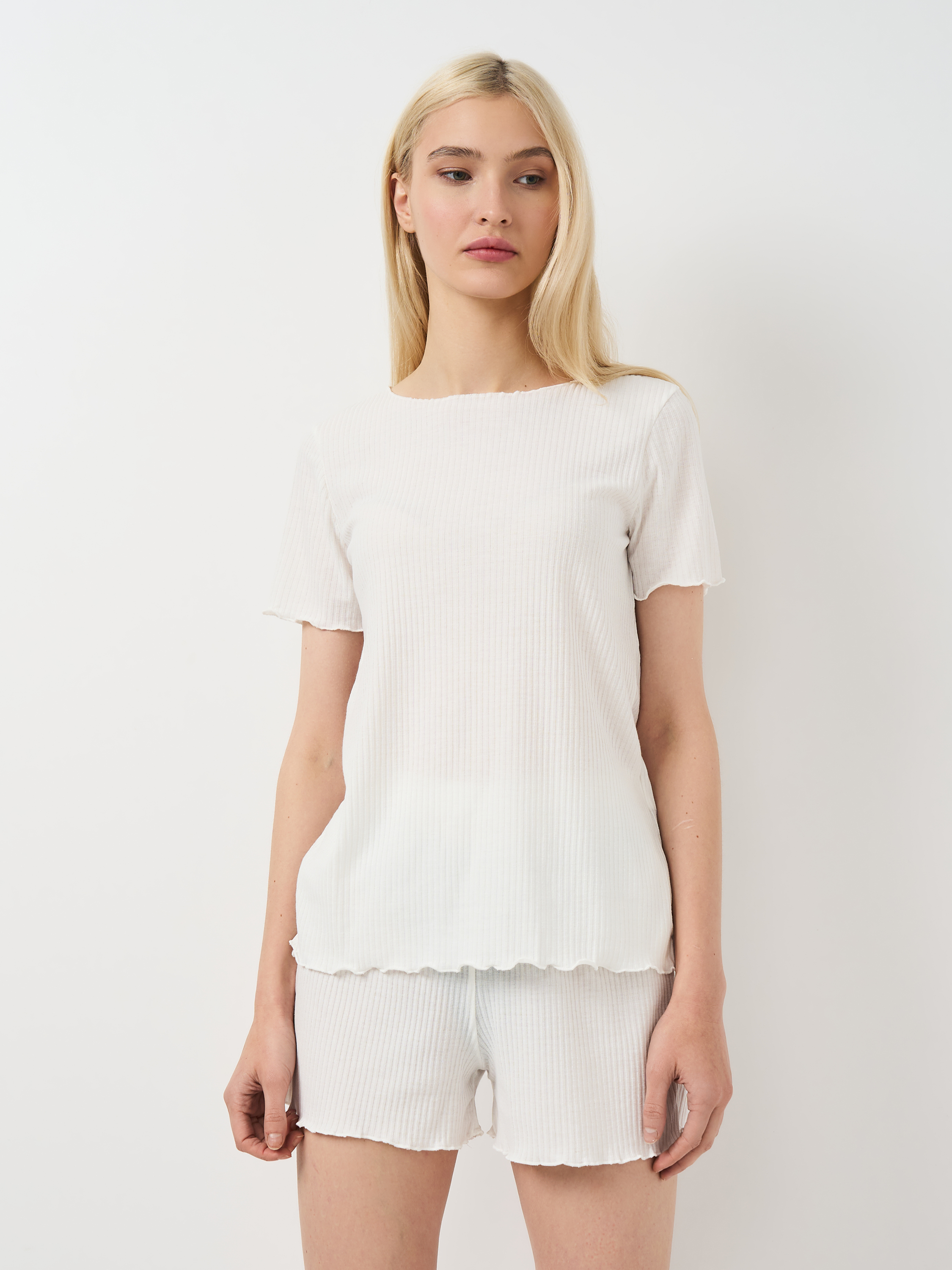 Акція на Піжама (футболка + шорти) жіноча Trendyol THMSS21PT0259 L White від Rozetka