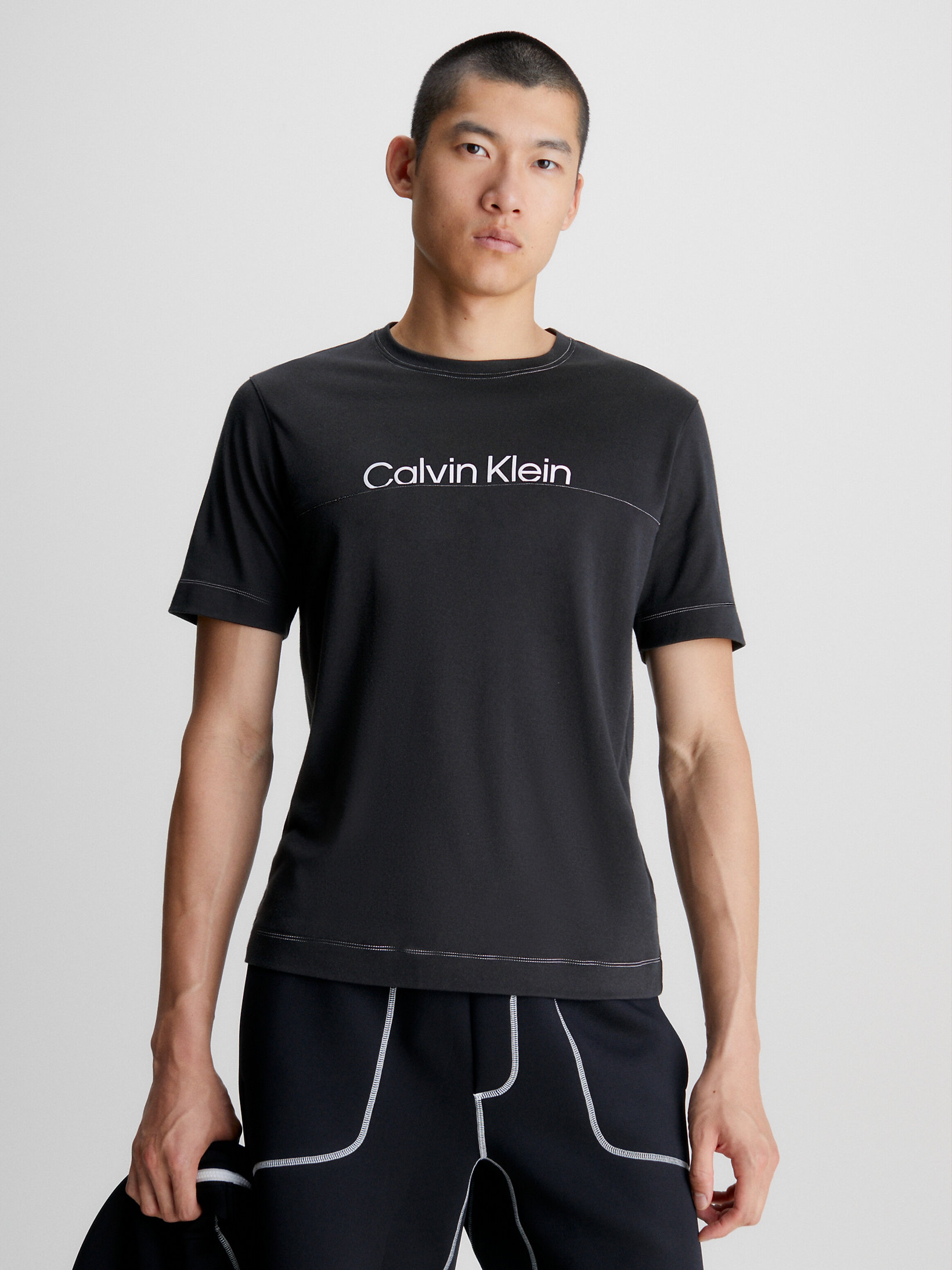 Акція на Футболка чоловіча Calvin Klein 00GMF3K133-BAE XL Чорна від Rozetka