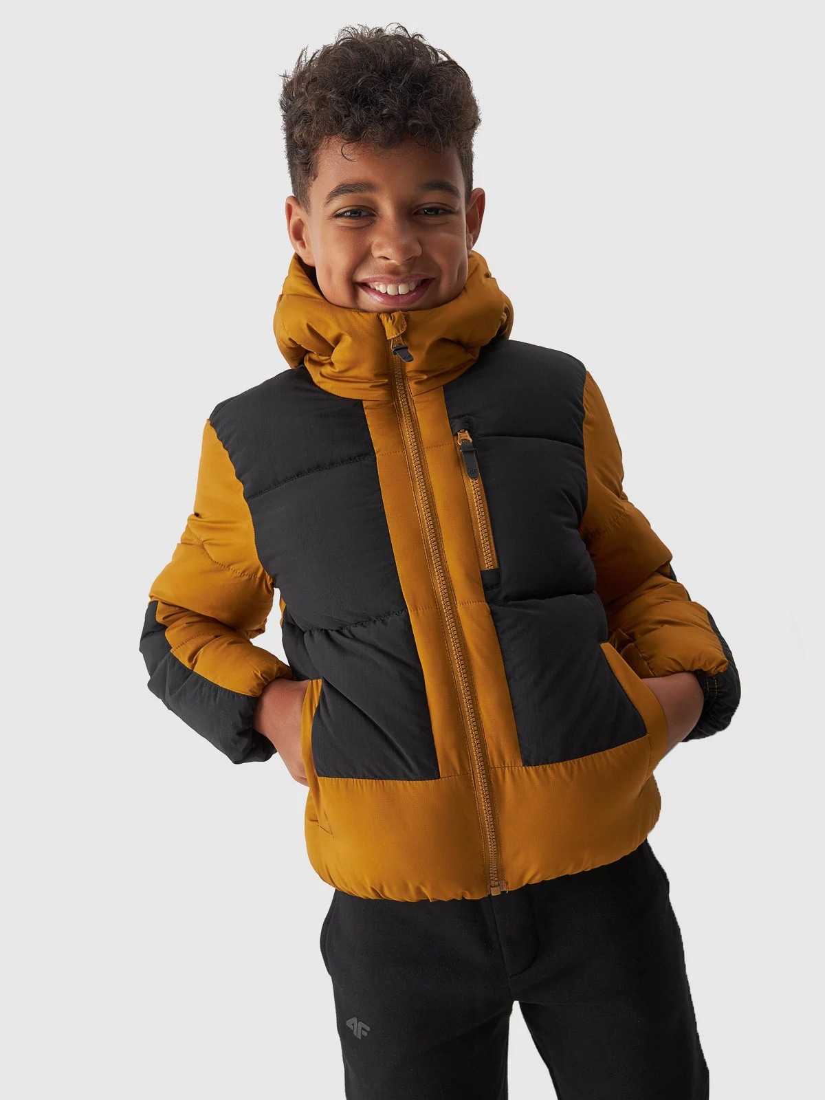 Акция на Дитяча зимова куртка для хлопчика 4F 4FJAW23TDJAM276-82S 134 см Коричнева от Rozetka