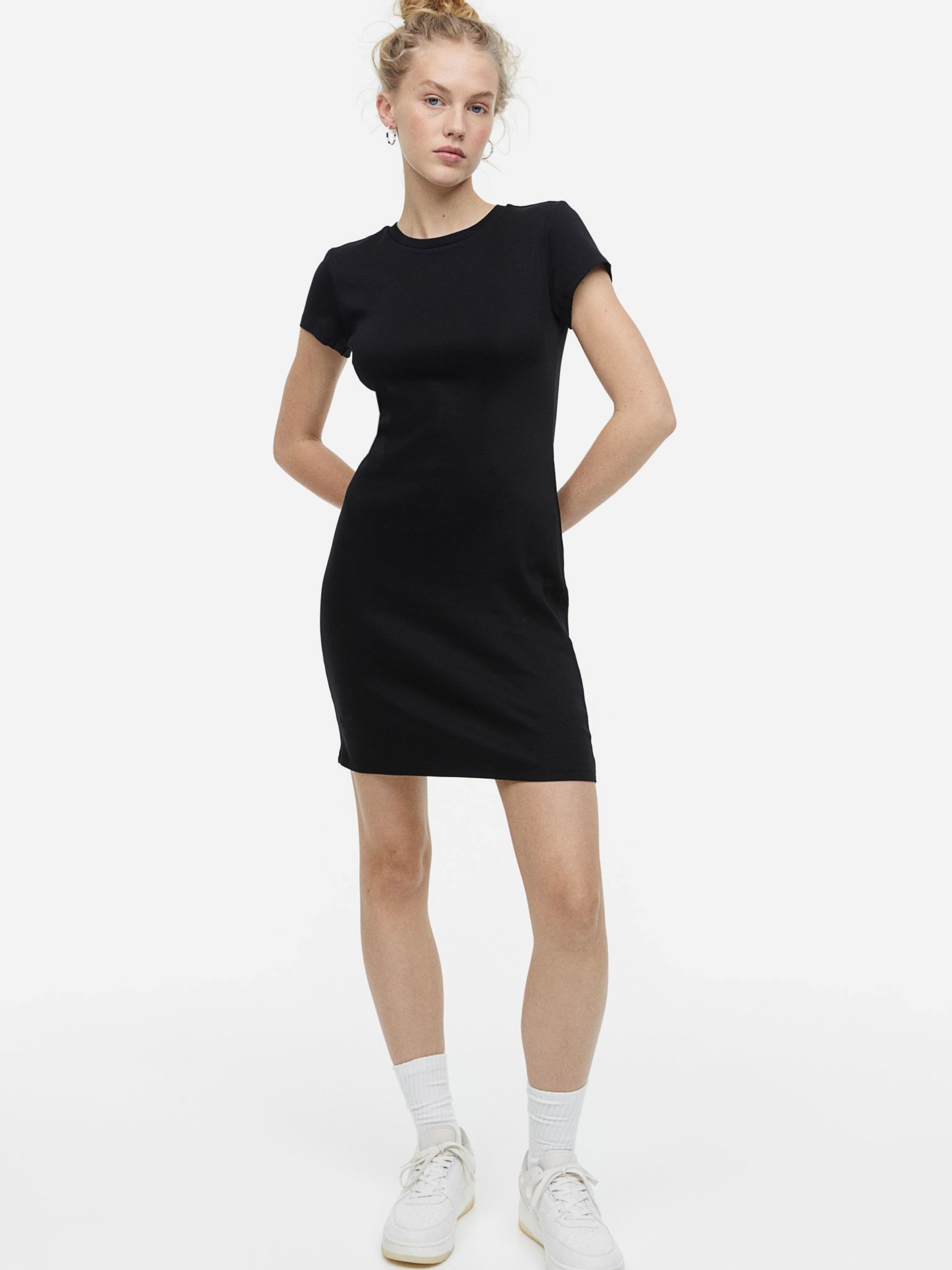Акція на Сукня-футболка міні літня жіноча H&M A2411-1033197 XS Чорна від Rozetka
