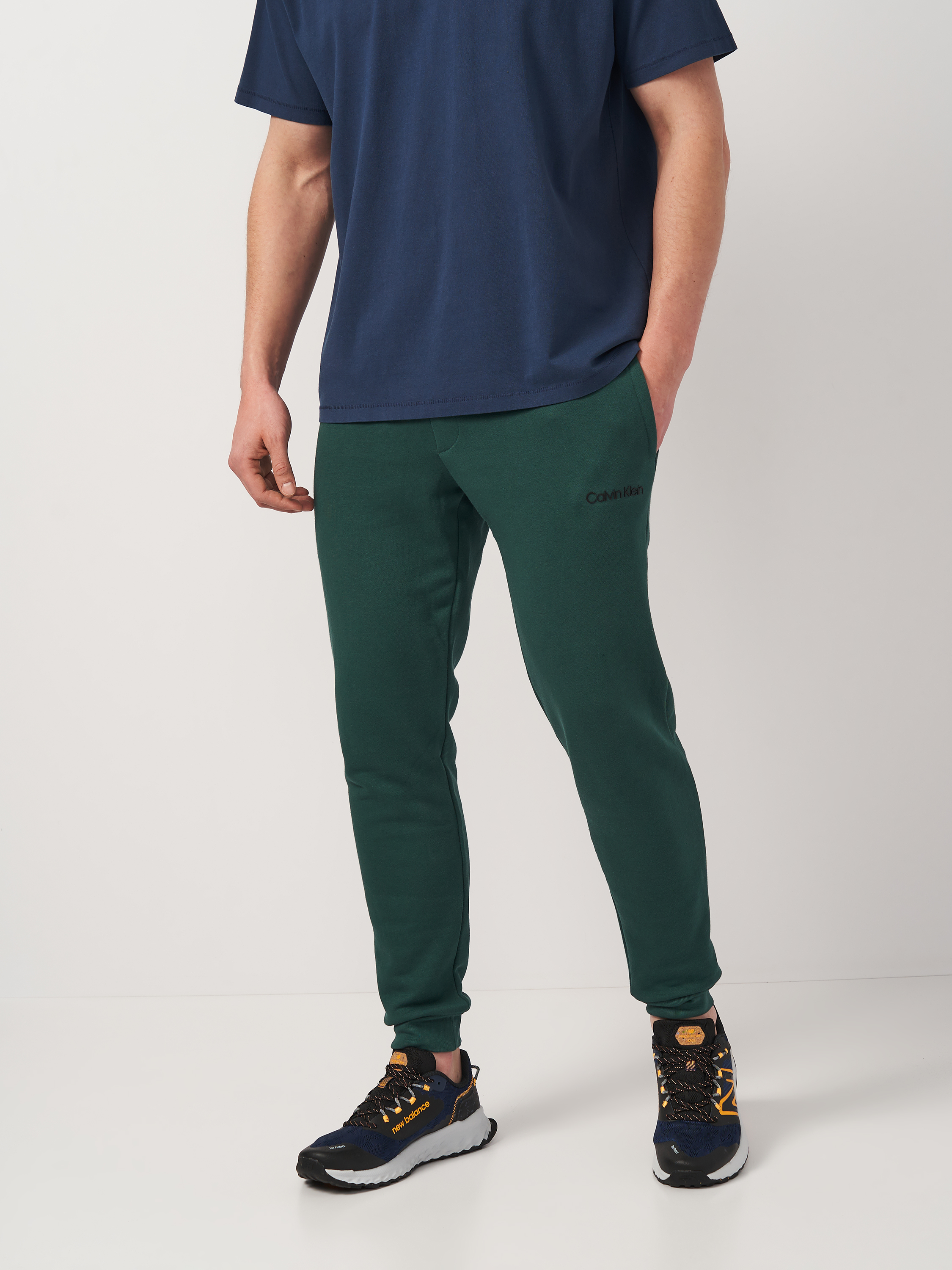 Акція на Спортивні штани чоловічі Calvin Klein Jeans 11275.1 L (48) Зелені від Rozetka