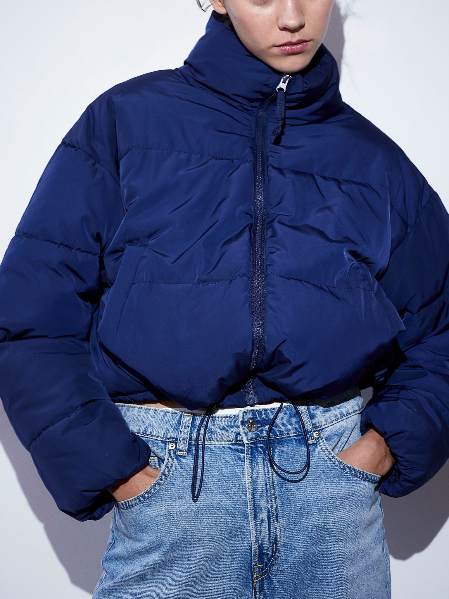 Акція на Куртка демісезонна коротка жіноча H&M WW1161620 L Темно-синя від Rozetka