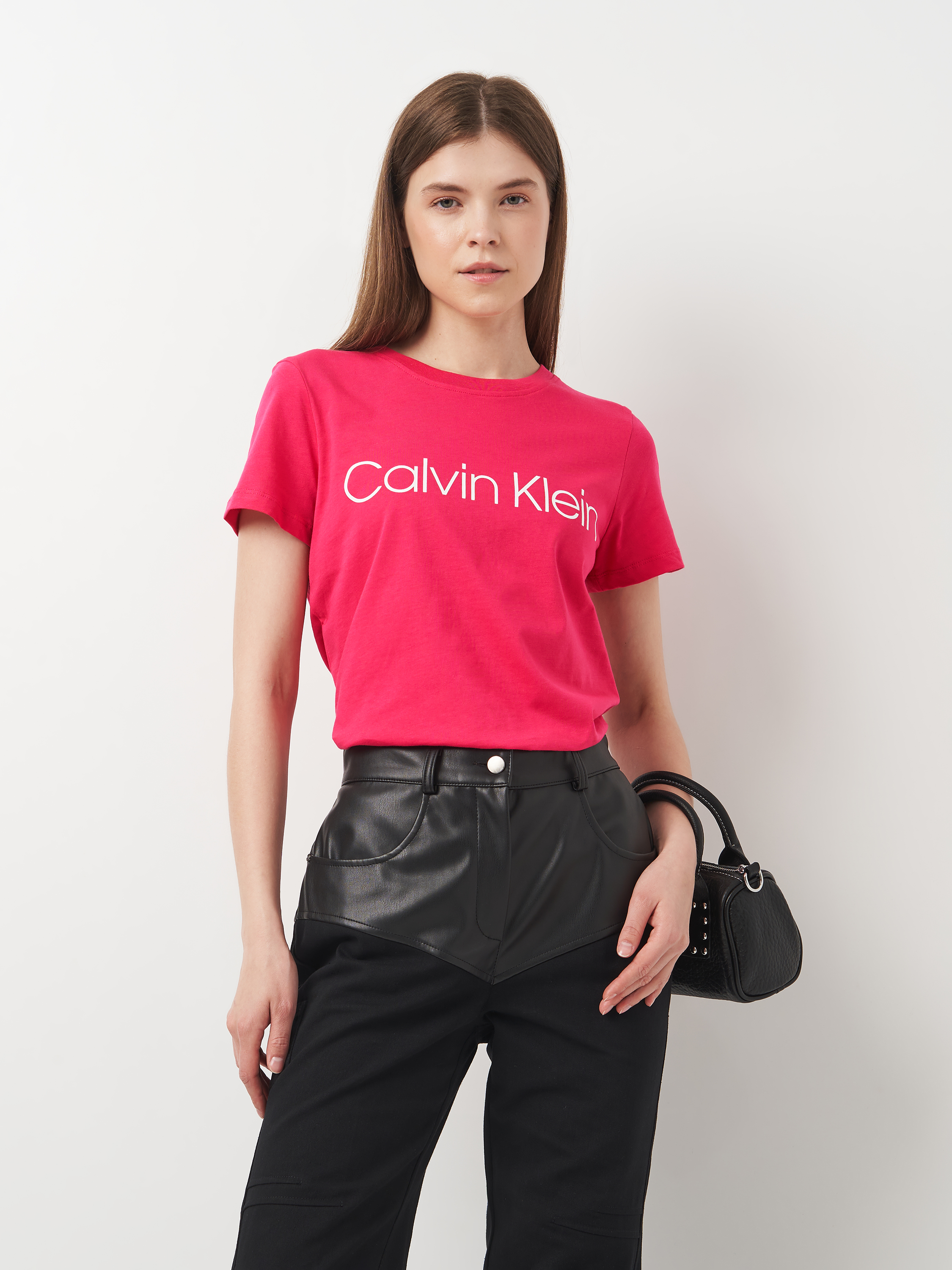 Акція на Футболка жіноча Calvin Klein Jeans 11323.4 M (44) Малинова від Rozetka