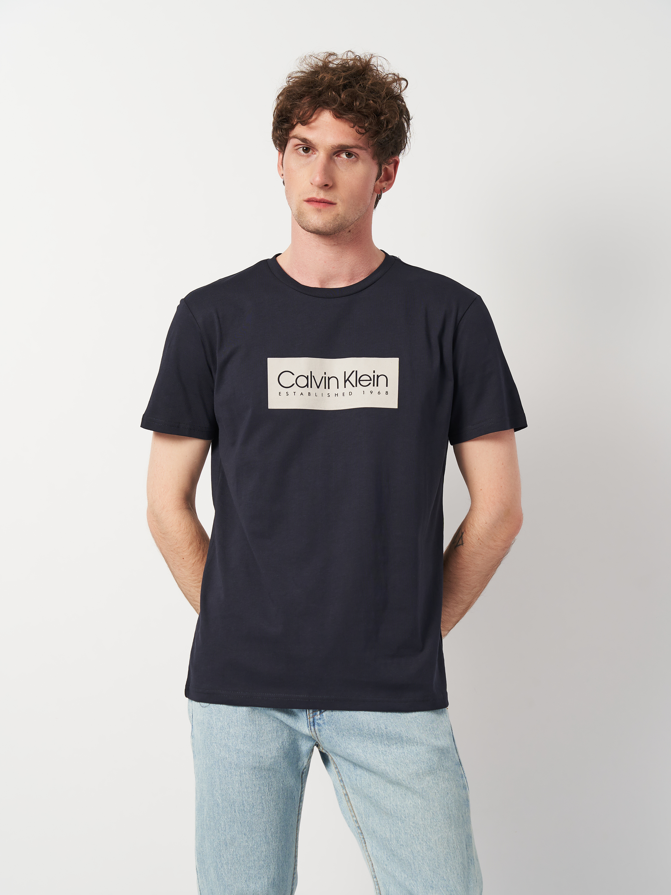 Акція на Футболка бавовняна довга чоловіча Calvin Klein Jeans 11337.3 2XL (52) Темно-синя від Rozetka