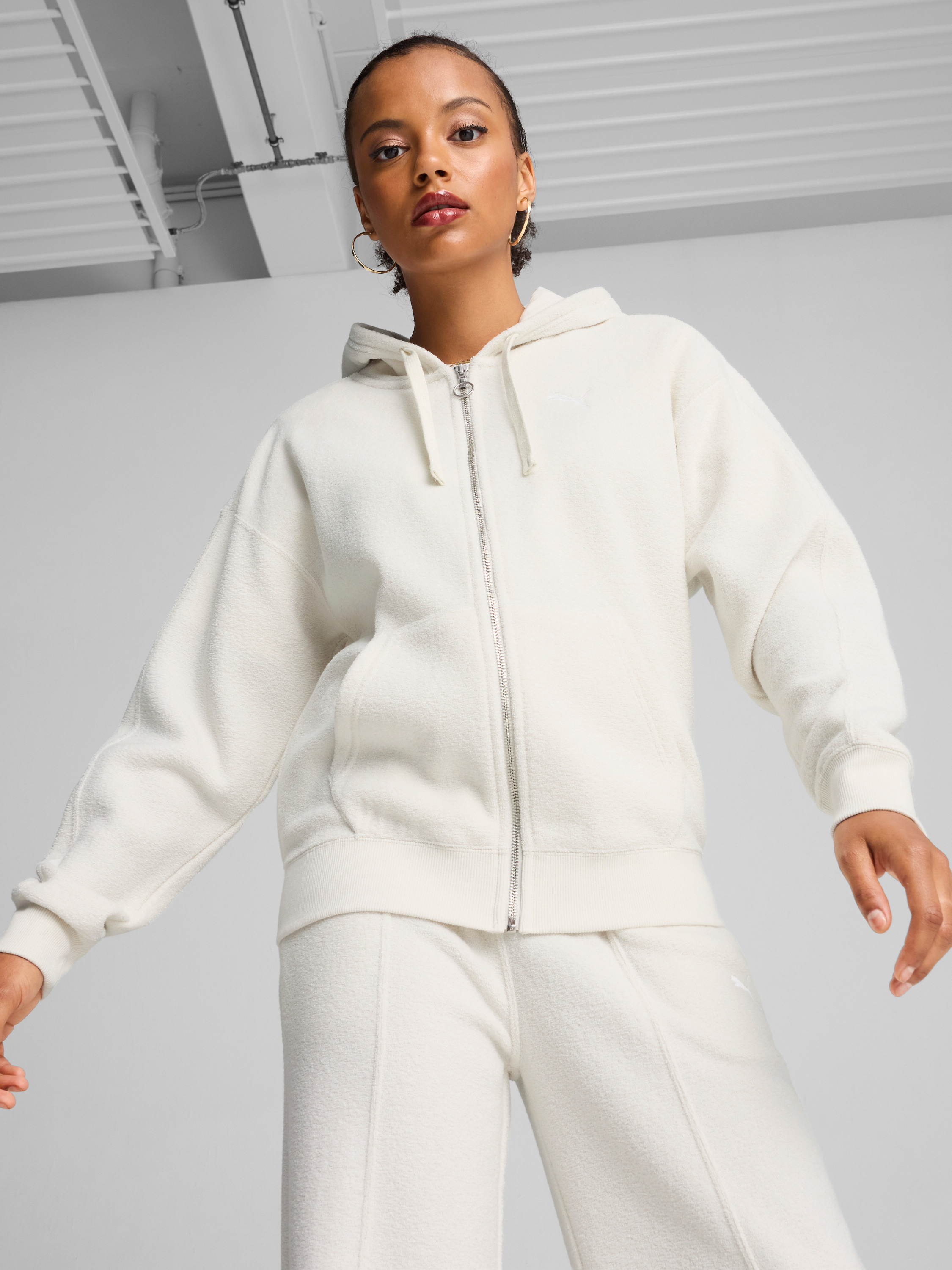 Акція на Толстовка на блискавці утеплена з капюшоном жіноча Puma Her Full-Zip Hoodie 68163605 XS Молочна від Rozetka