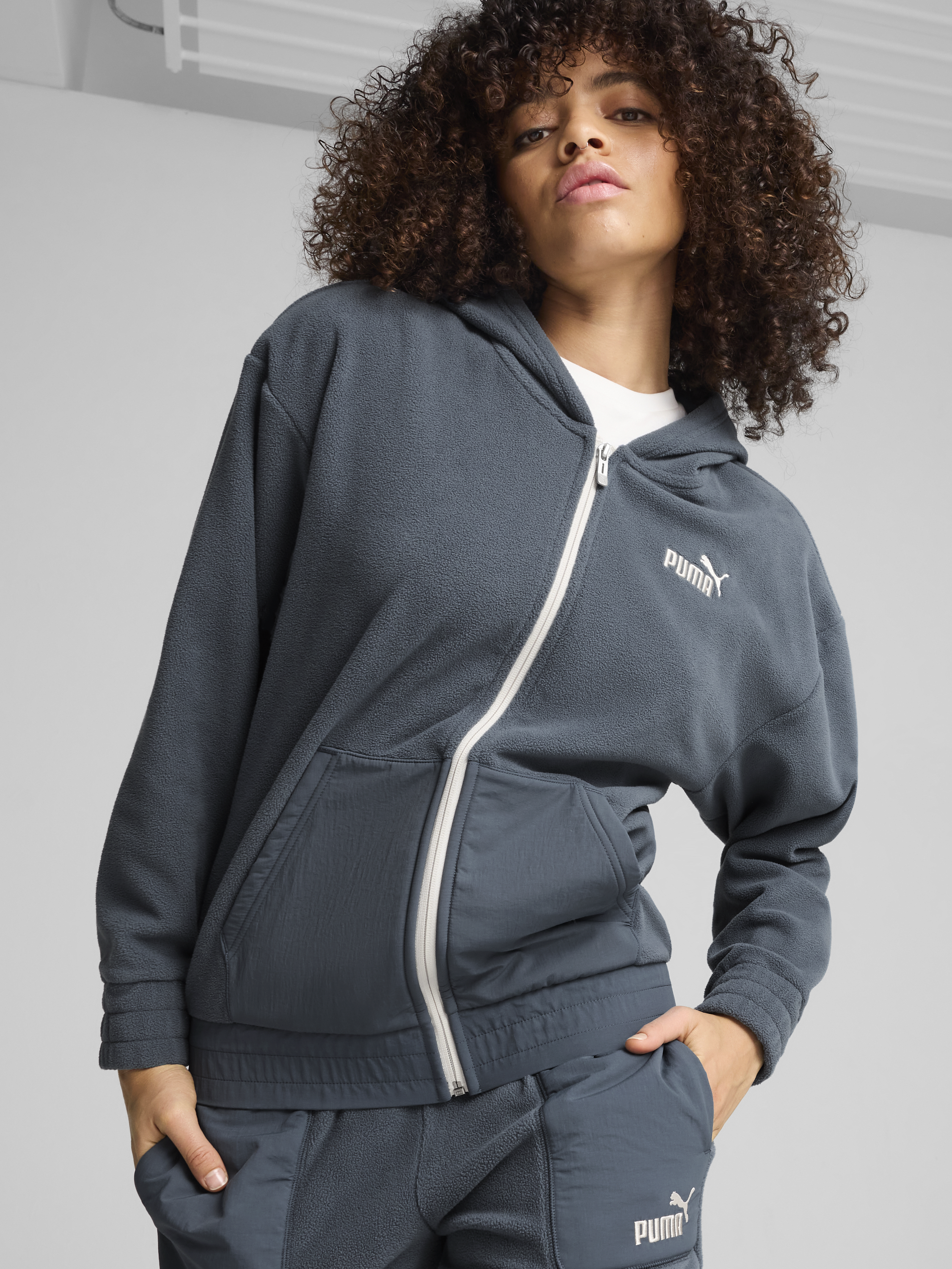 Акція на Толстовка на блискавці утеплена з капюшоном жіноча Puma Ess Elevated Full-Zip Hoodie 68531525 L Сіра від Rozetka