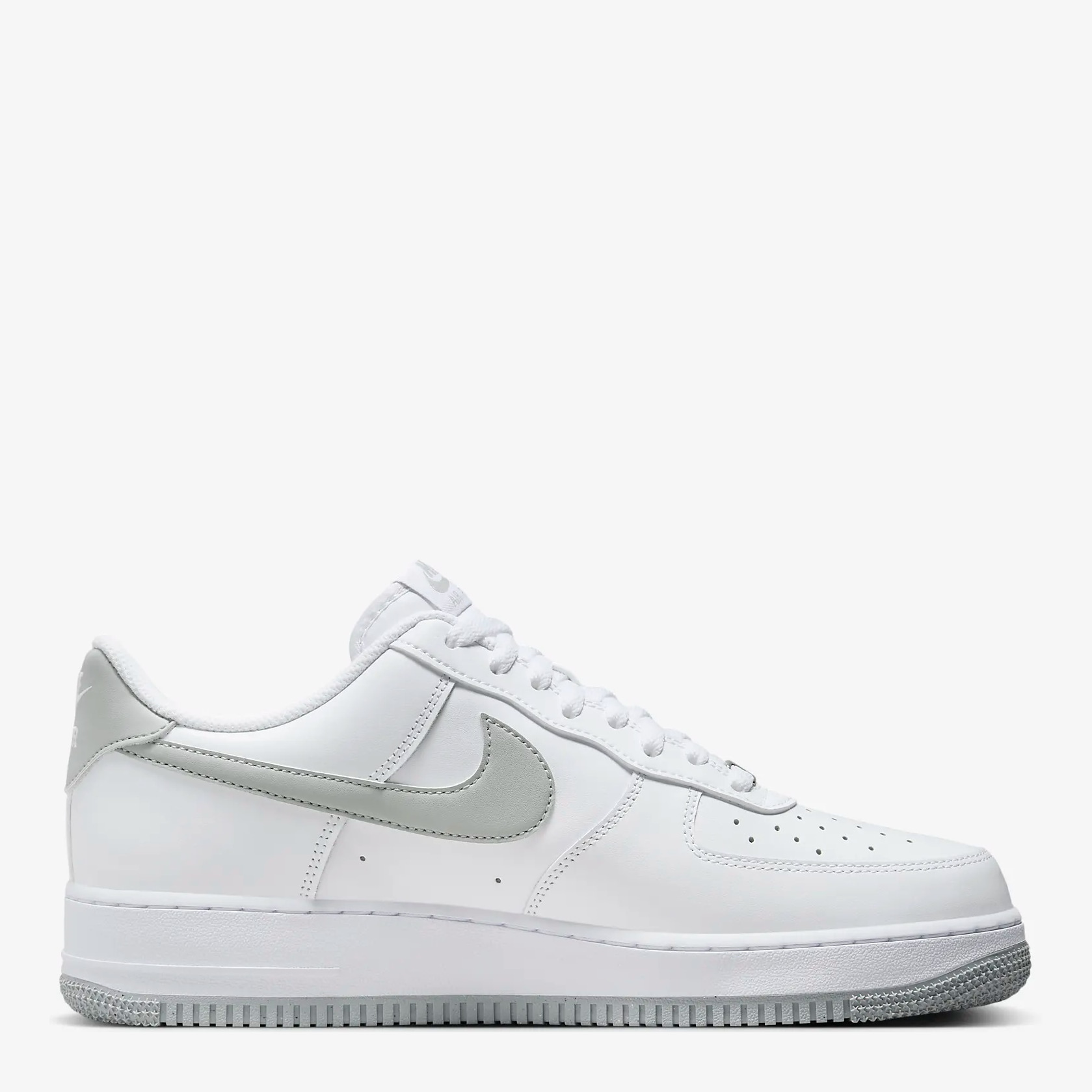 Акція на Чоловічі кеди низькі Nike Air Force 1 07 FJ4146-100 40 (7US) 25 см Білі від Rozetka