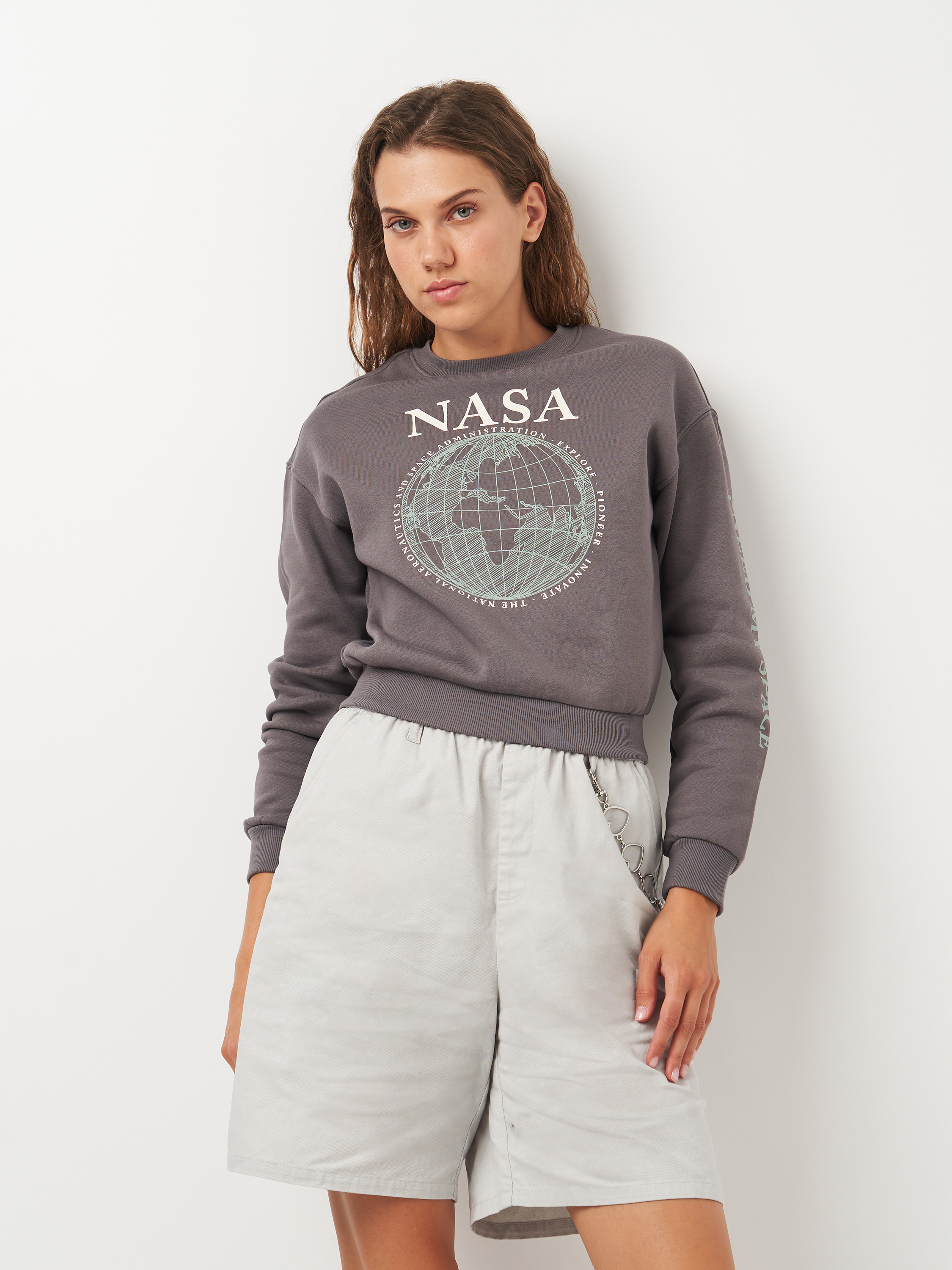 Акція на Світшот жіночий H&M 0874113_сір.NASA XS Темно-сірий від Rozetka