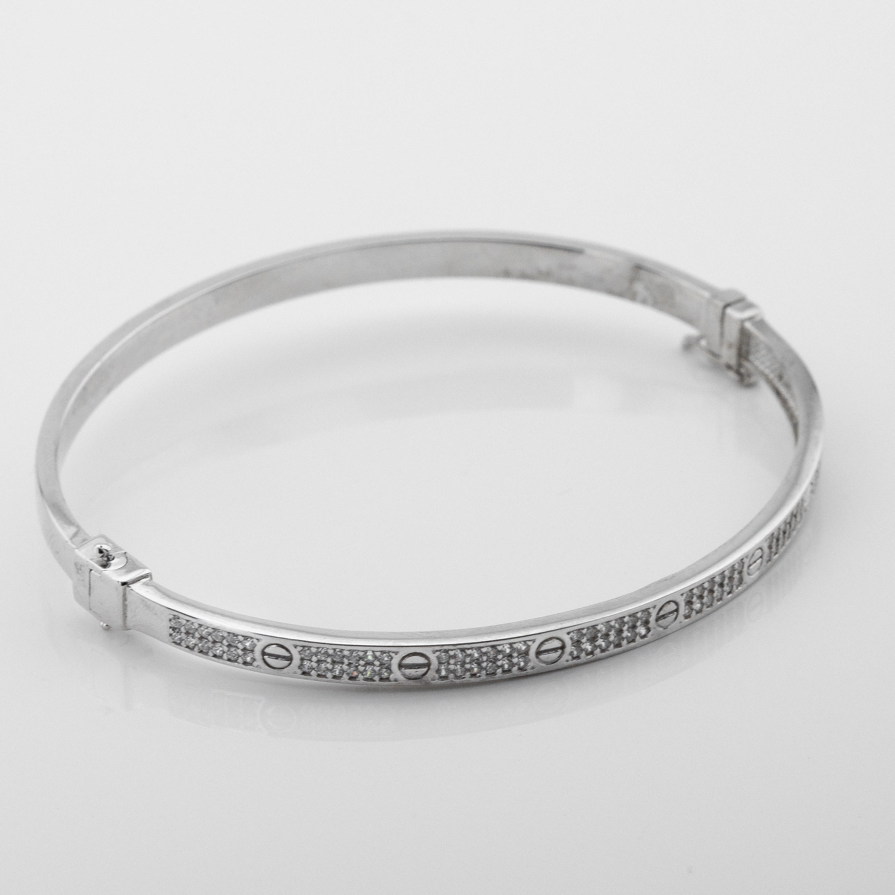 

Жесткий серебряный браслет b15760-2 Диамант