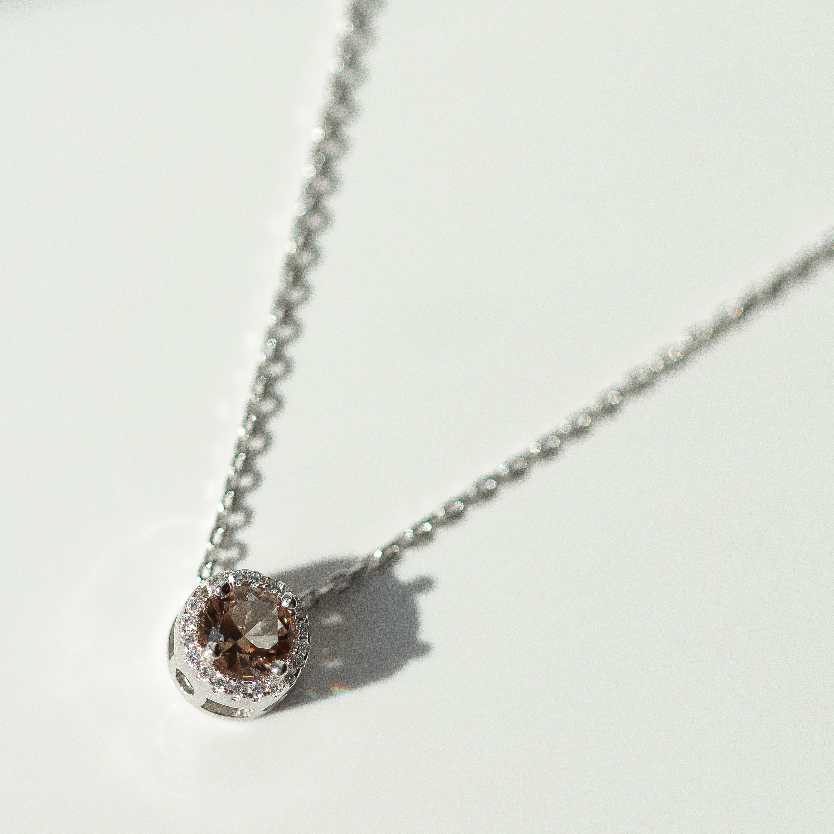 

Серебряное колье с султанитом и фианитами ko14581 Диамант, 45 размер